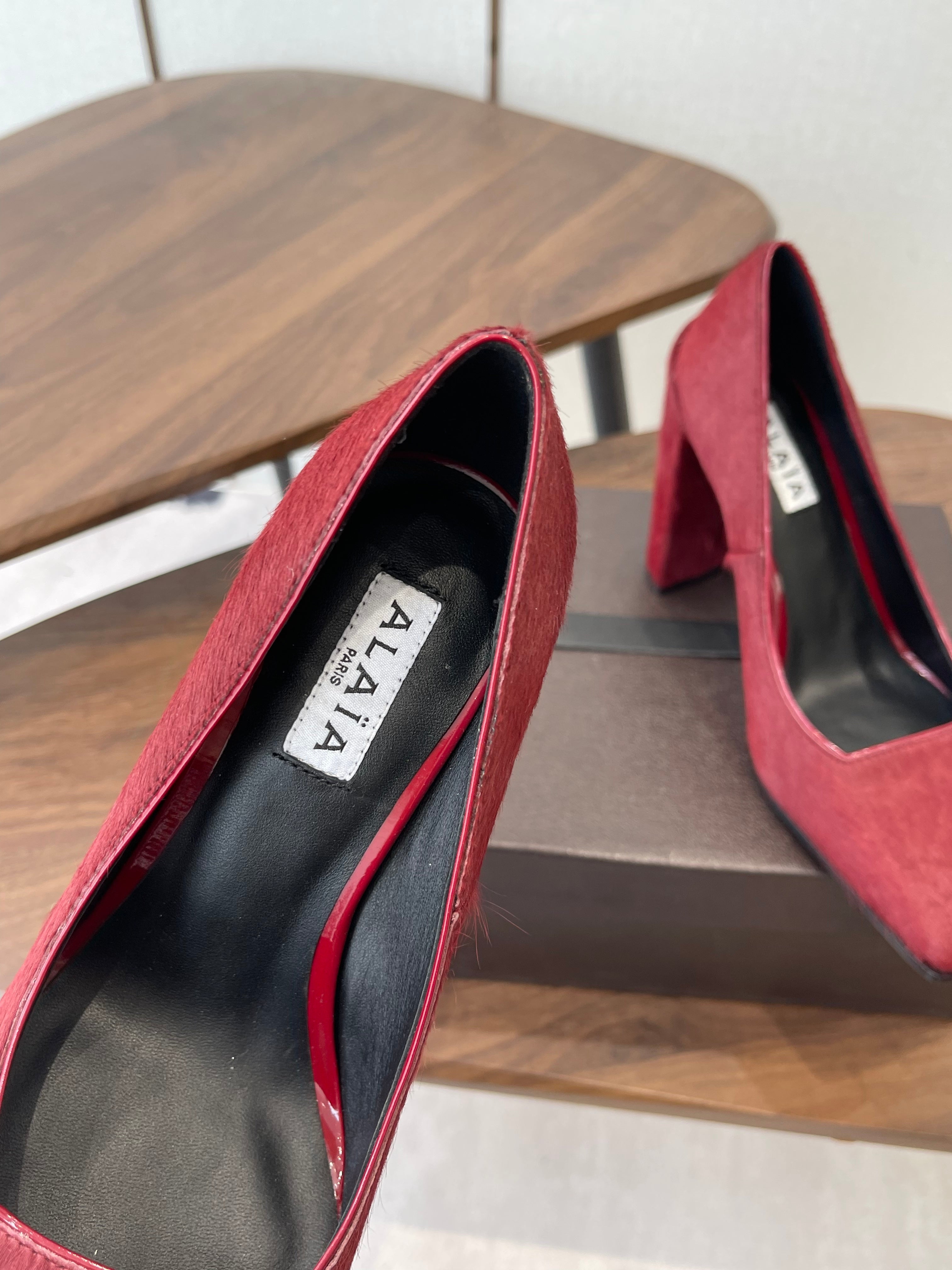 ALAIA 26S SQUARE-TOE HIGH HEELS 95 MM IN RED PONY HAIR