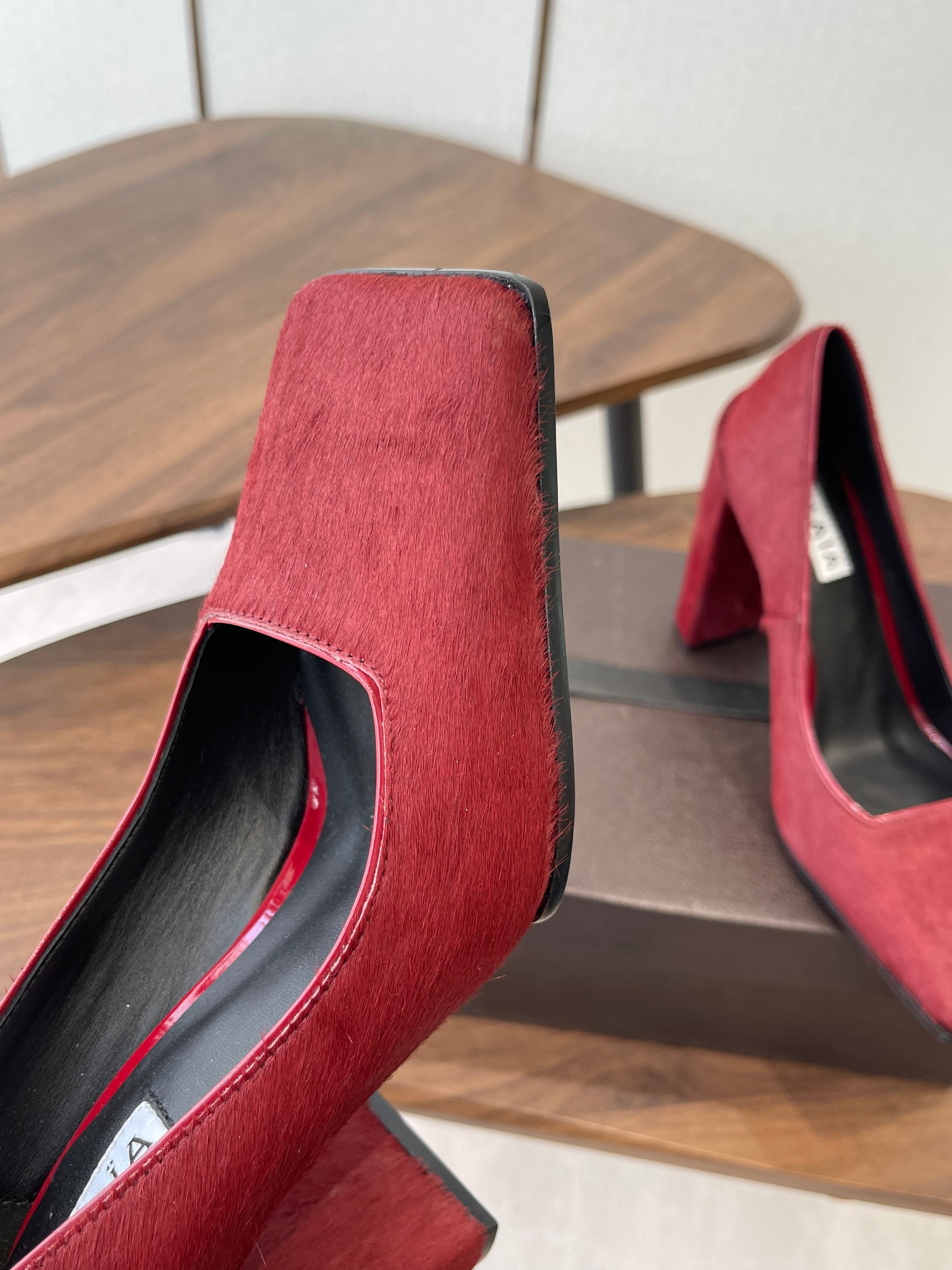 ALAIA 26S SQUARE-TOE HIGH HEELS 95 MM IN RED PONY HAIR