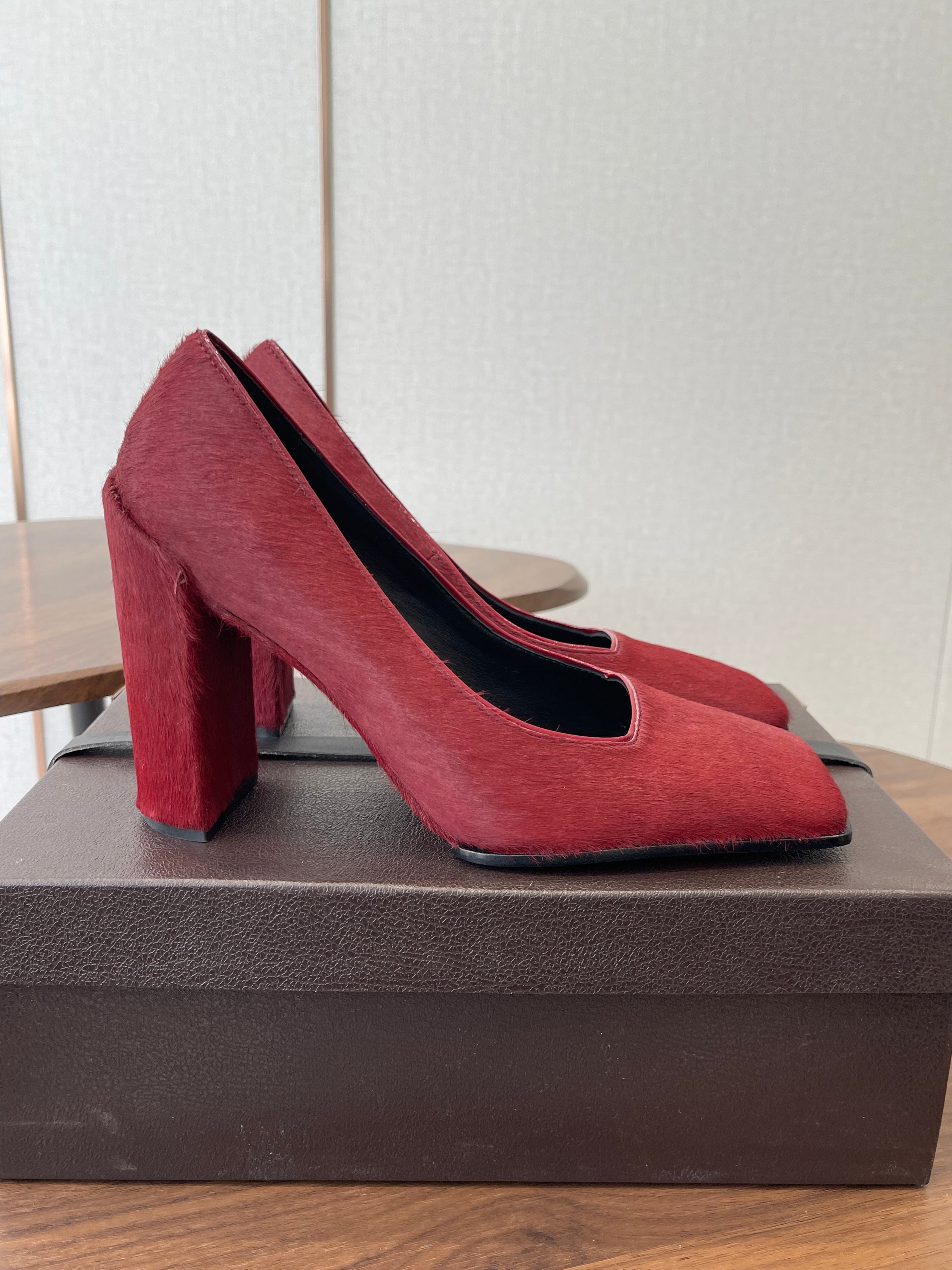 ALAIA 26S SQUARE-TOE HIGH HEELS 95 MM IN RED PONY HAIR