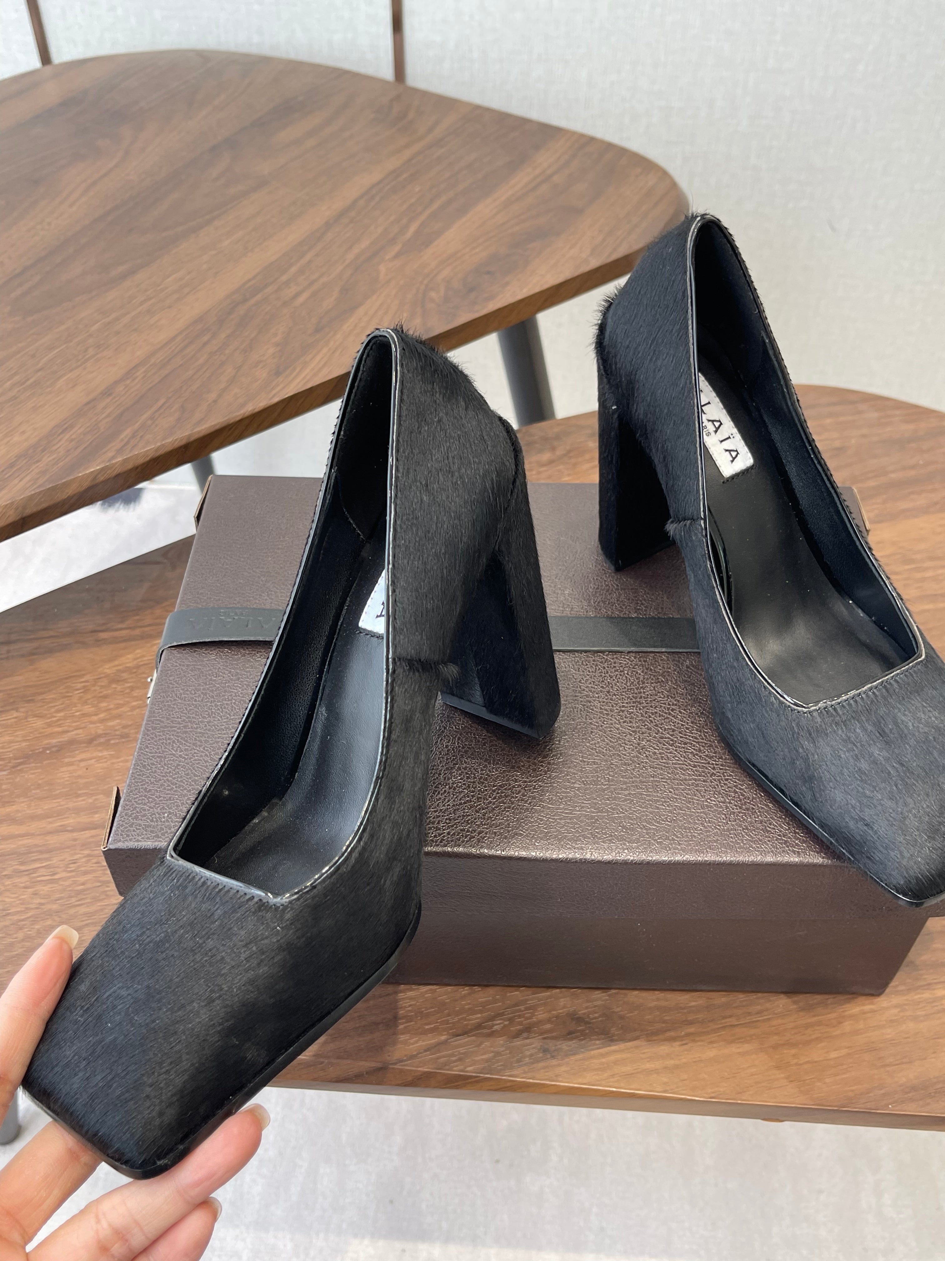 ALAIA 26S SQUARE-TOE HIGH HEELS 95 MM IN BLACK PONY HAIR