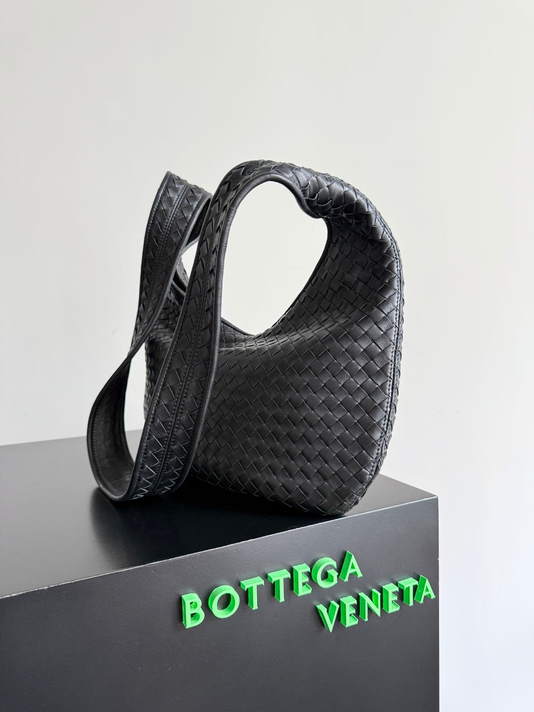 BOTTEGA VENETA 25S LARGE VENETO BAG 38 IN BLACK CALFSKIN SILVER HARDWARE