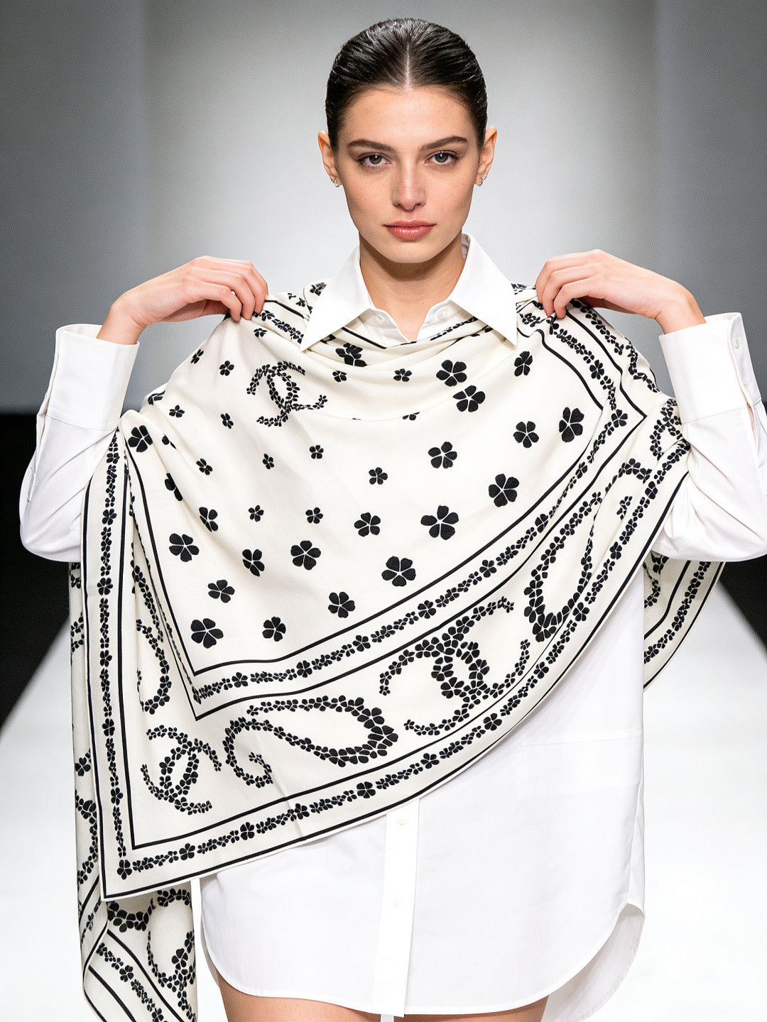 CHANEL 25S SCARF 135 CM IN CASHMERE SILK 943685