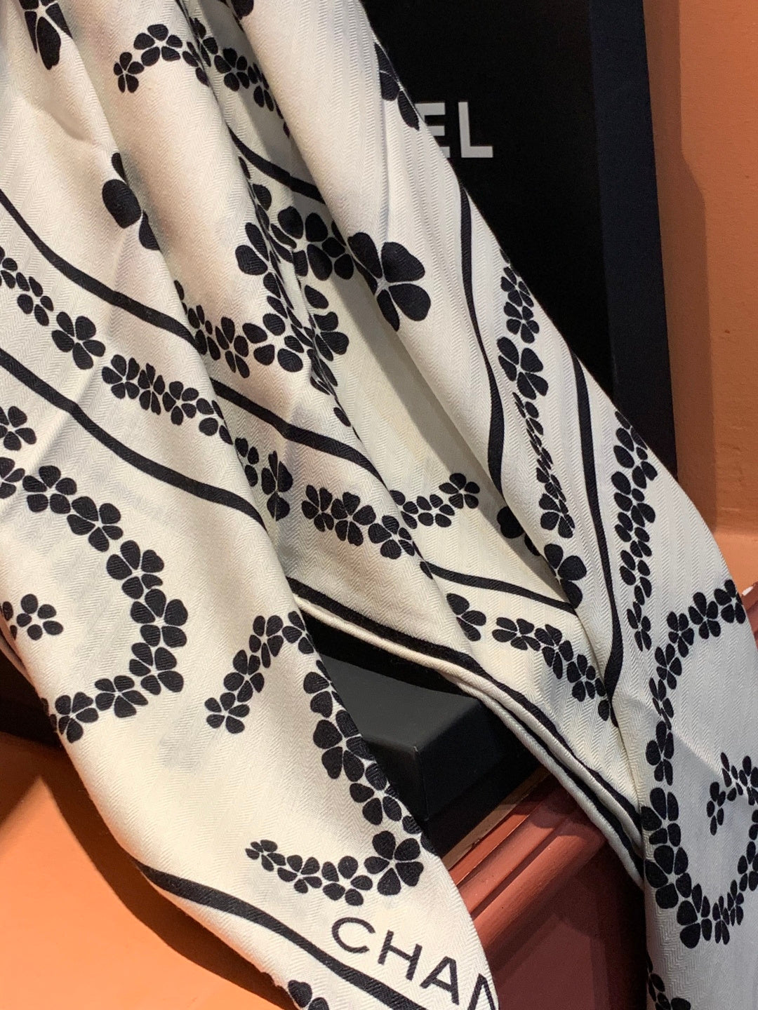 CHANEL 25S SCARF 135 CM IN CASHMERE SILK 943685