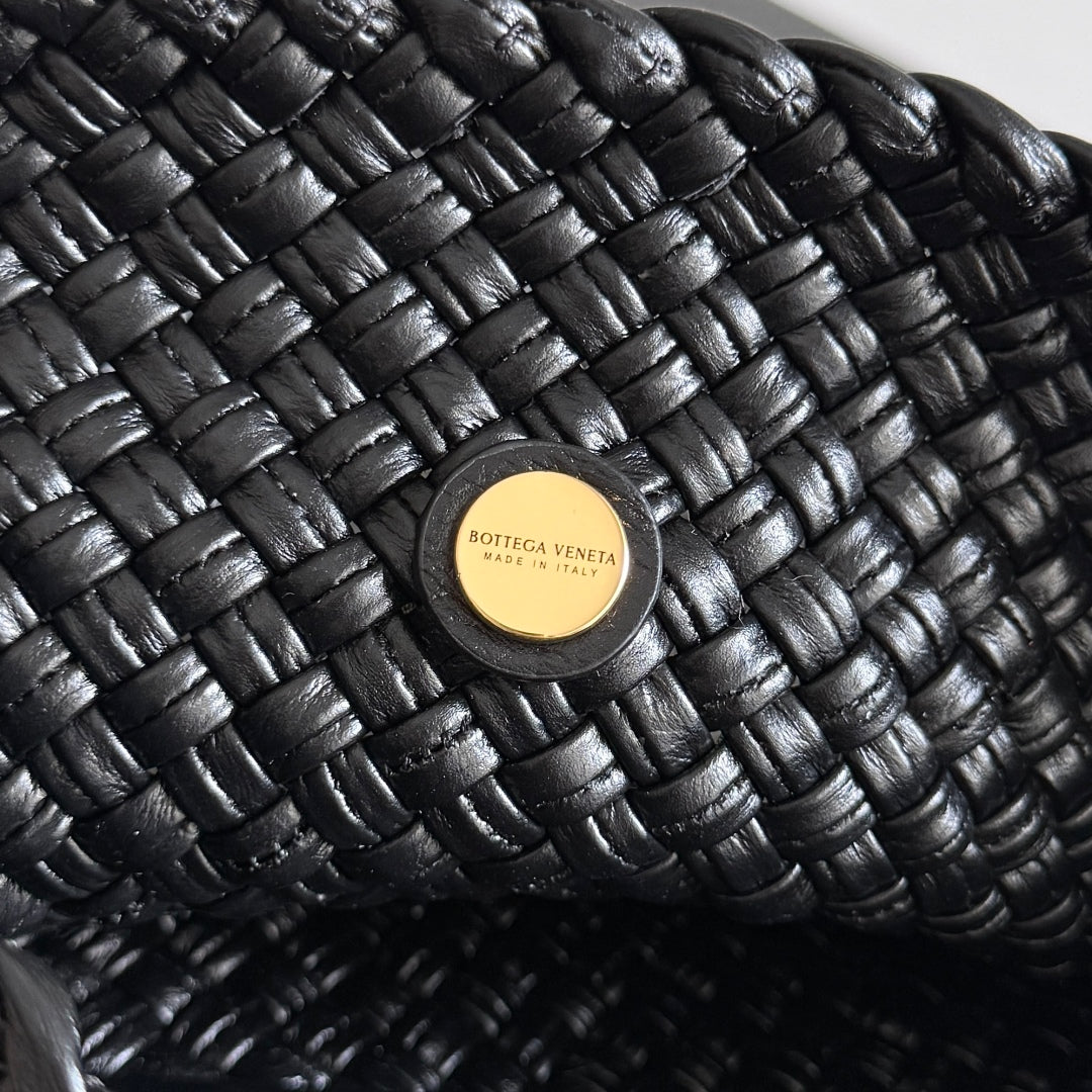 BOTTEGA VENETA 25S TOSCA BAG 19 IN BLACK CALFSKIN GOLD HARDWARE