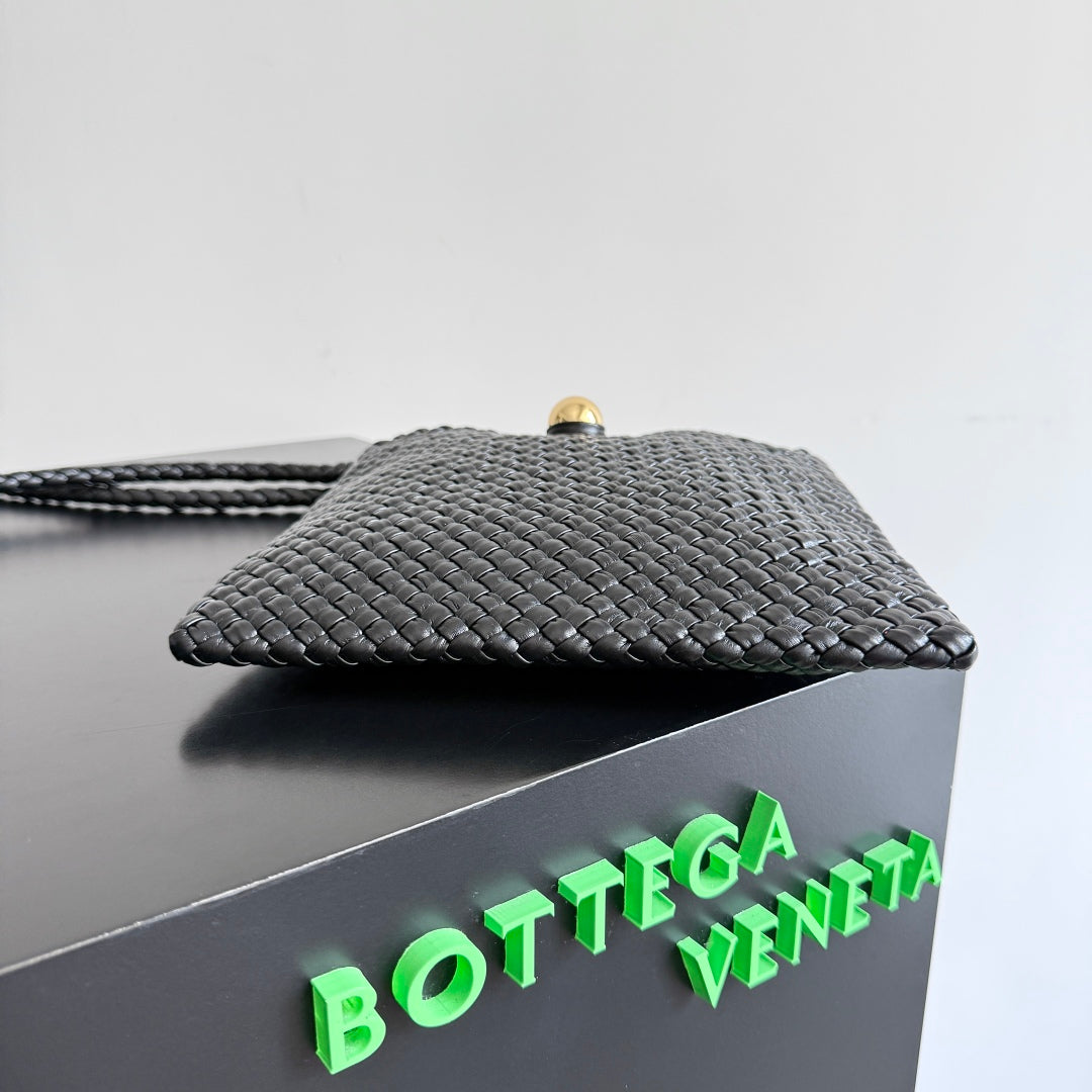 BOTTEGA VENETA 25S TOSCA BAG 19 IN BLACK CALFSKIN GOLD HARDWARE