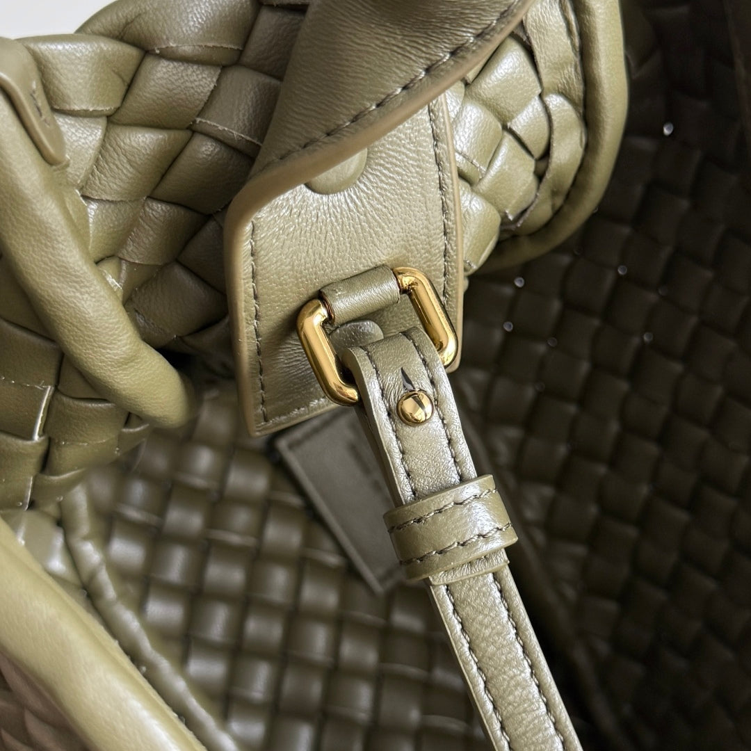 BOTTEGA VENETA 25S COBBLE BAG 23 IN ARMY GREEN CALFSKIN