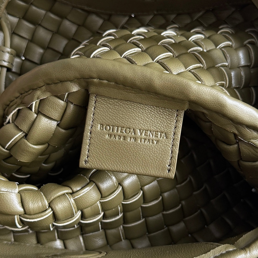 BOTTEGA VENETA 25S COBBLE BAG 23 IN ARMY GREEN CALFSKIN
