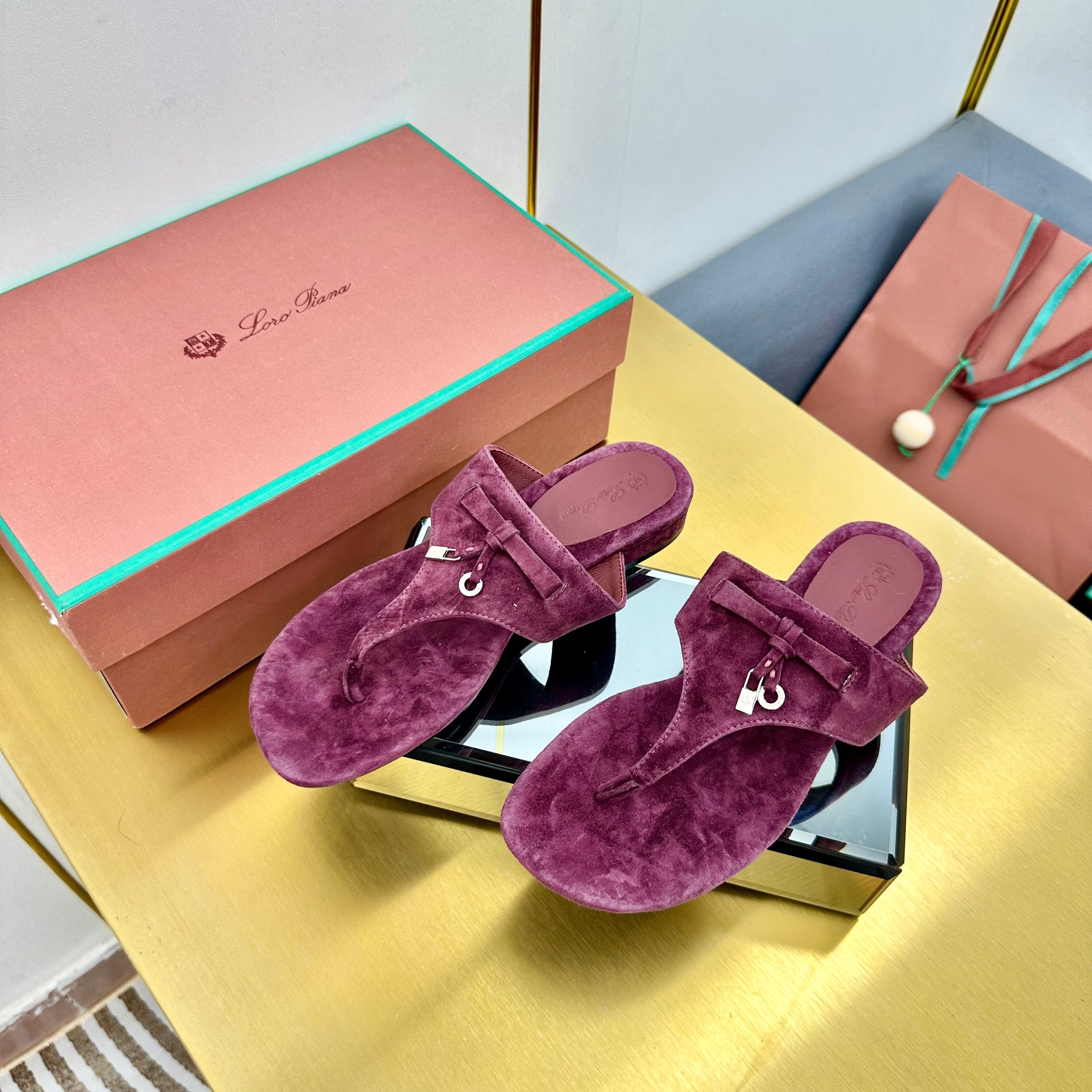 FLIP FLOPS IN WINE RED SUEDE AND HARDWARE SILVER