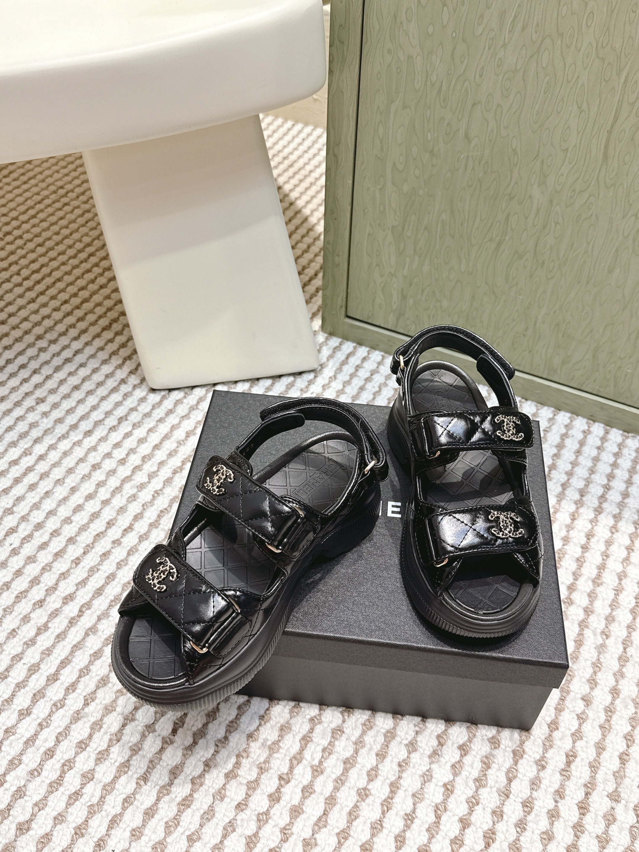 CHANEL 25S SANDALS IN BLACK PATENT CALFSKIN GOLD HARDWARE