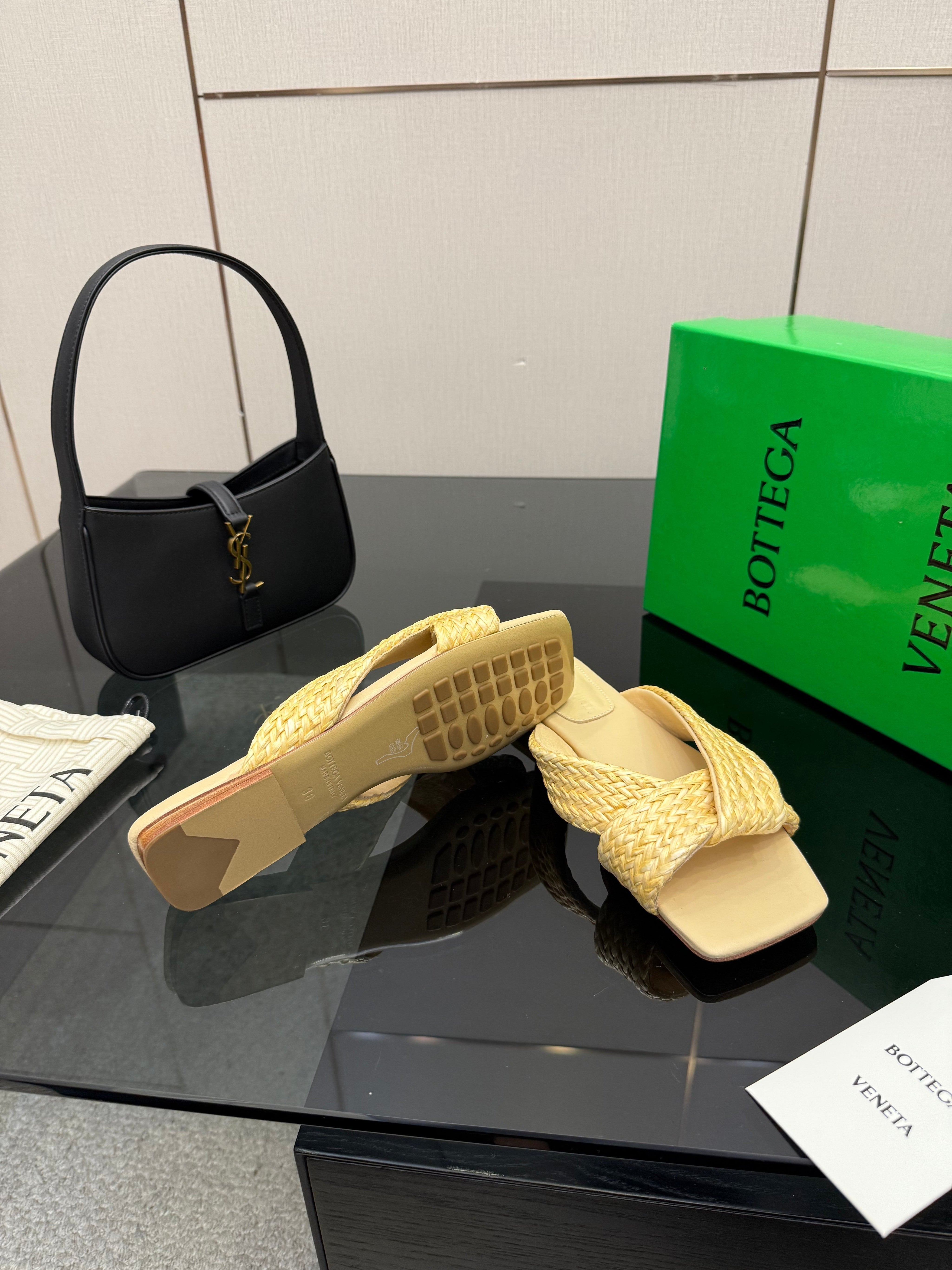 BOTTEGA VENETA 26S SANDALS IN LIGHT YELLOW CALFSKIN AND RAFFIA