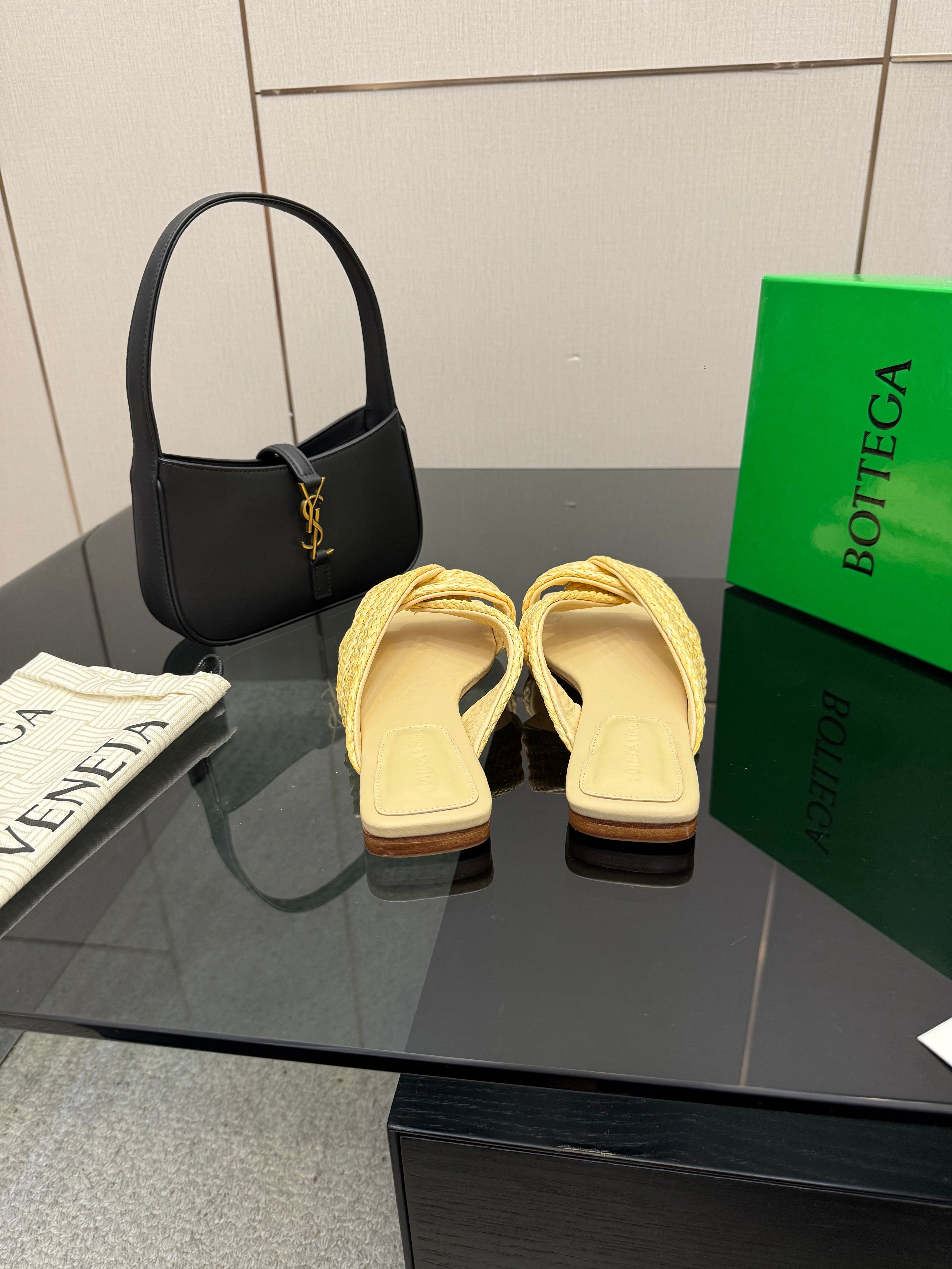 BOTTEGA VENETA 26S SANDALS IN LIGHT YELLOW CALFSKIN AND RAFFIA