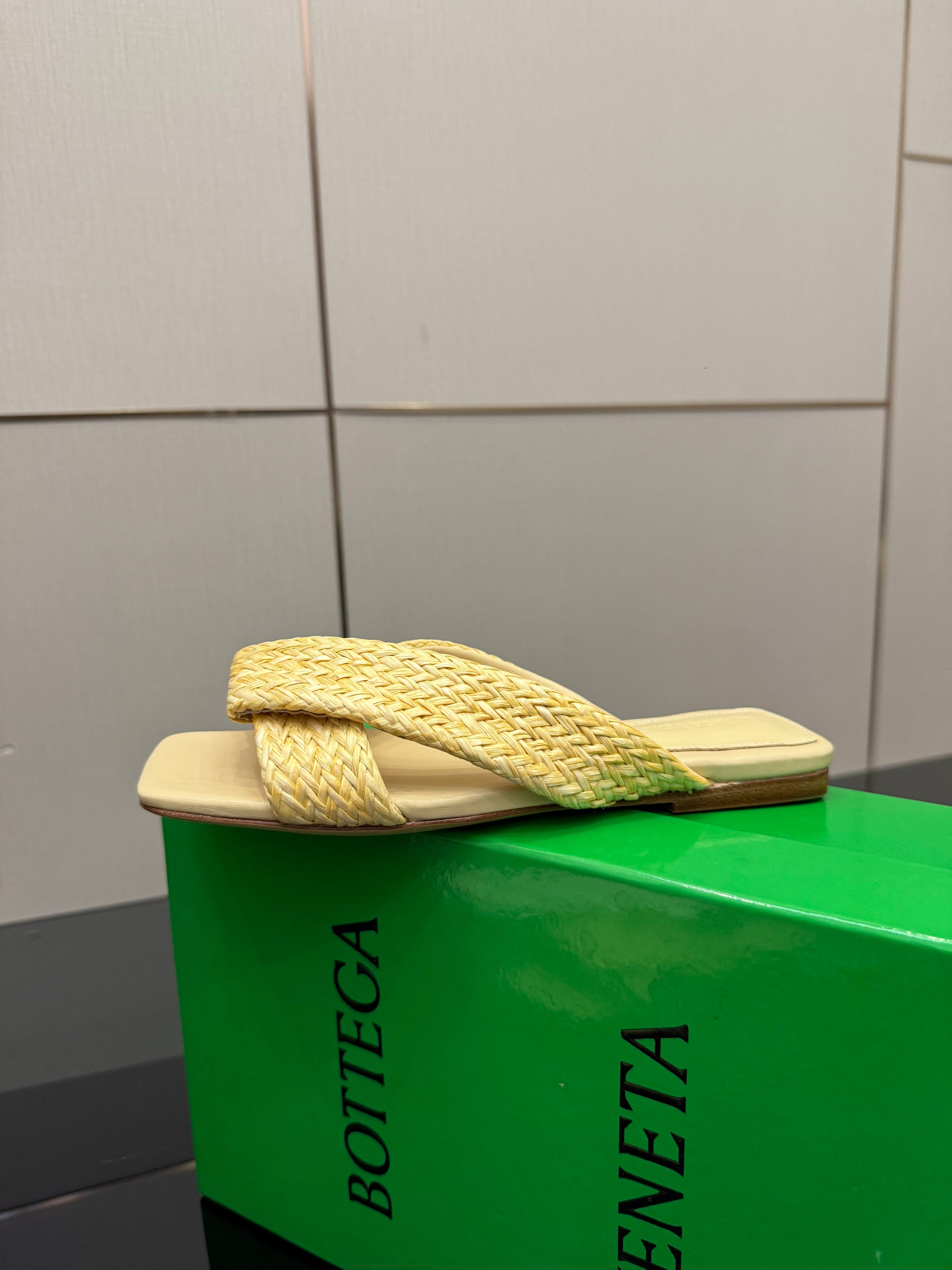 BOTTEGA VENETA 26S SANDALS IN LIGHT YELLOW CALFSKIN AND RAFFIA