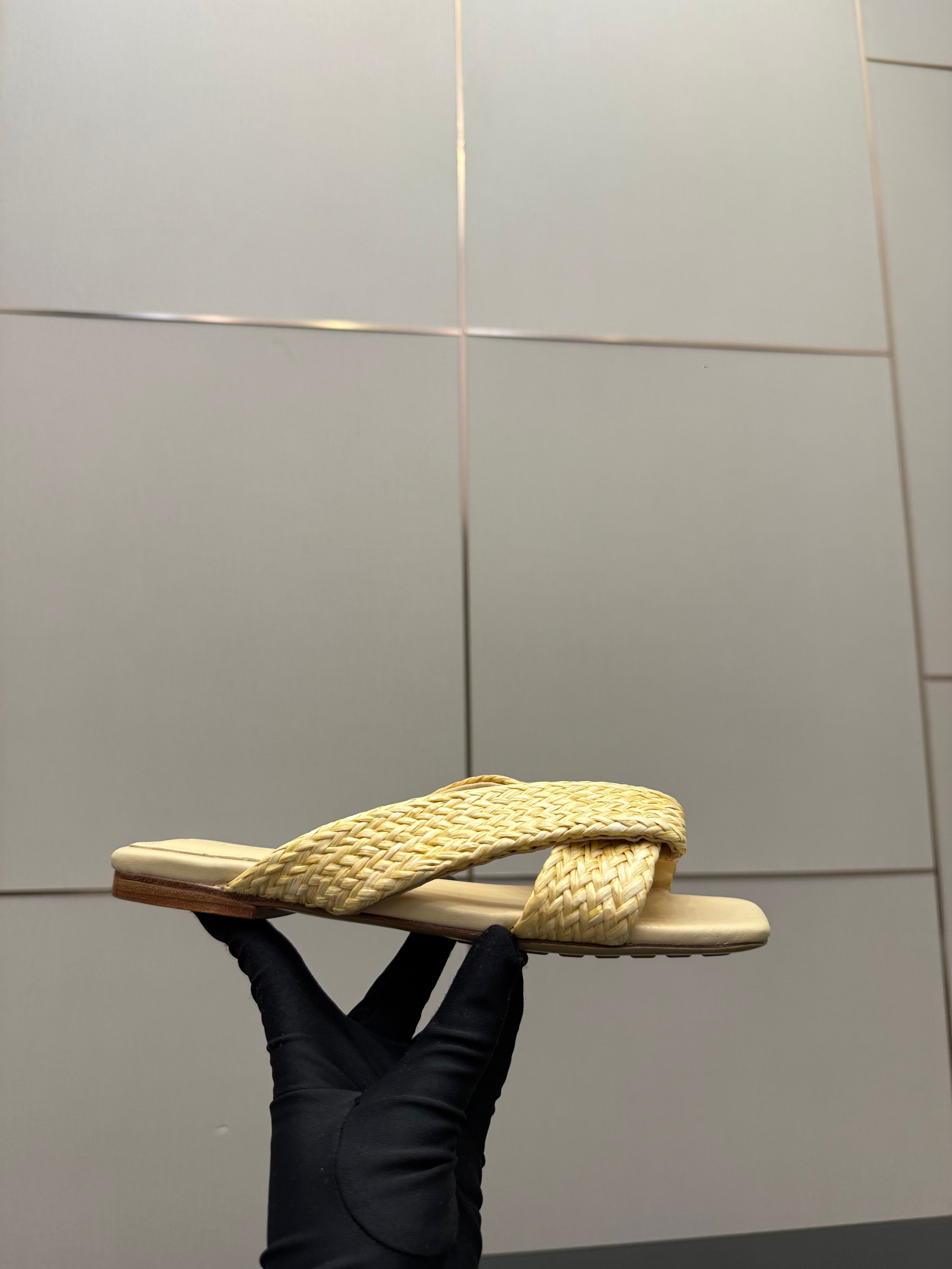 BOTTEGA VENETA 26S SANDALS IN LIGHT YELLOW CALFSKIN AND RAFFIA