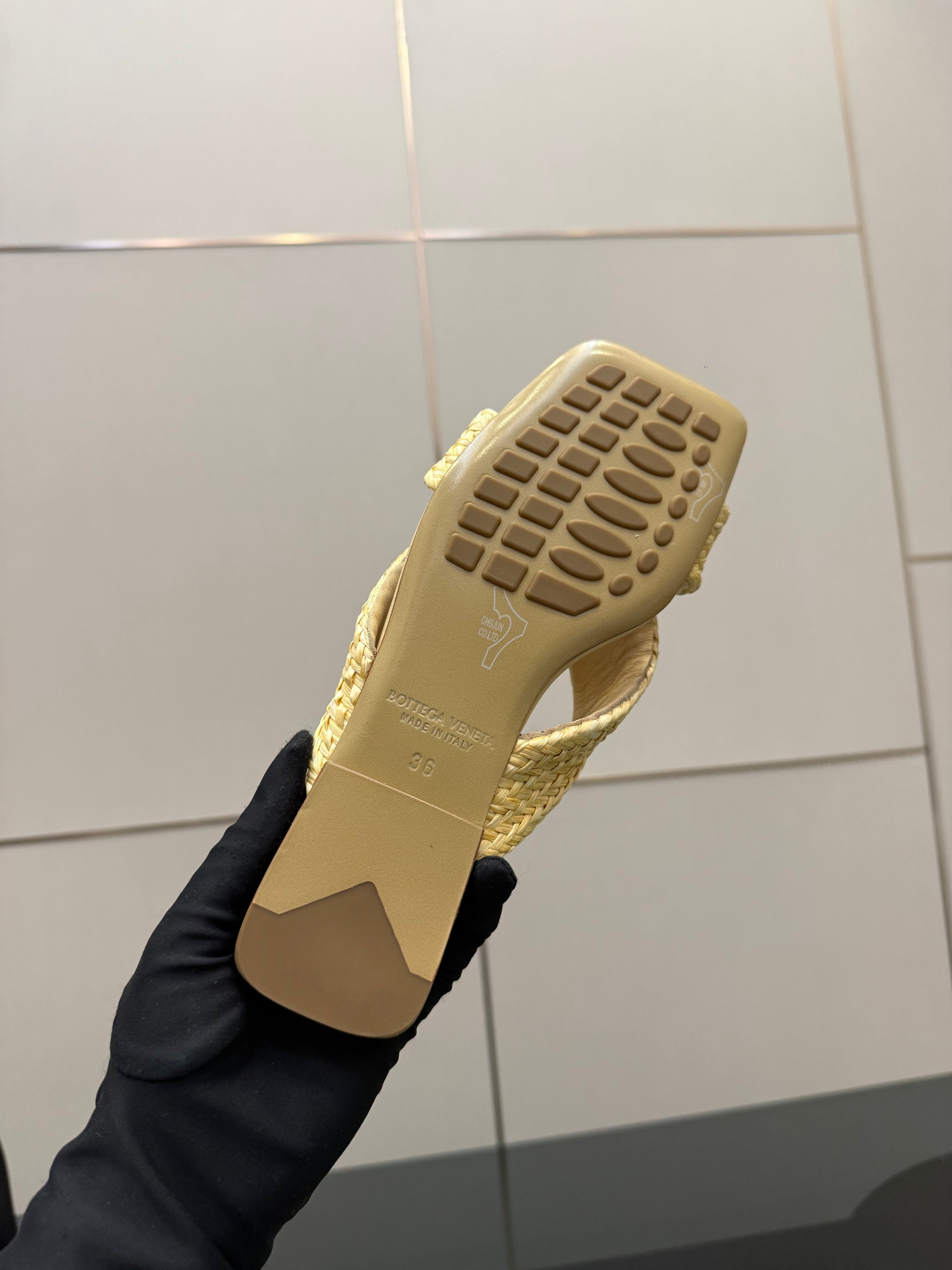 BOTTEGA VENETA 26S SANDALS IN LIGHT YELLOW CALFSKIN AND RAFFIA