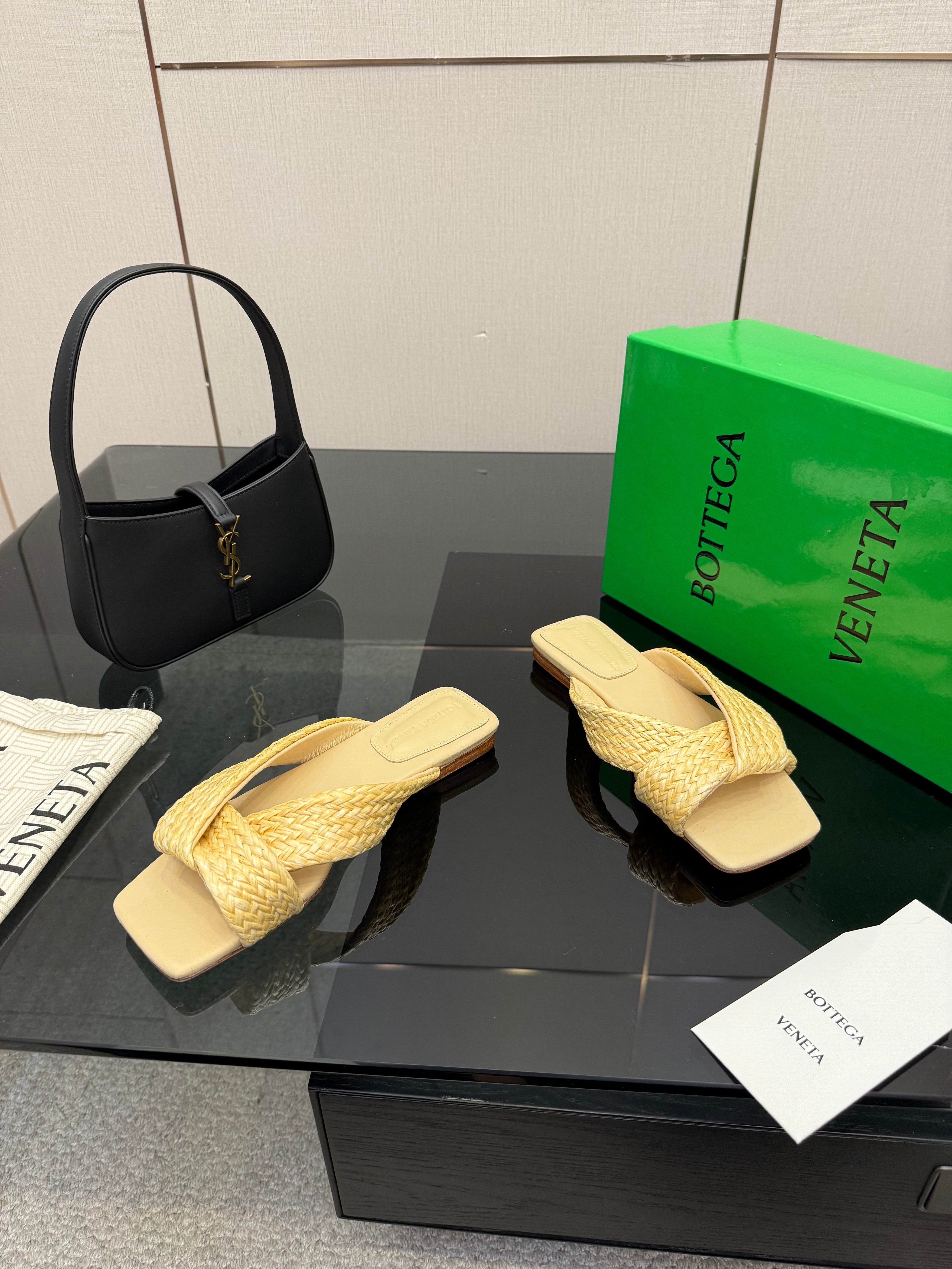 BOTTEGA VENETA 26S SANDALS IN LIGHT YELLOW CALFSKIN AND RAFFIA