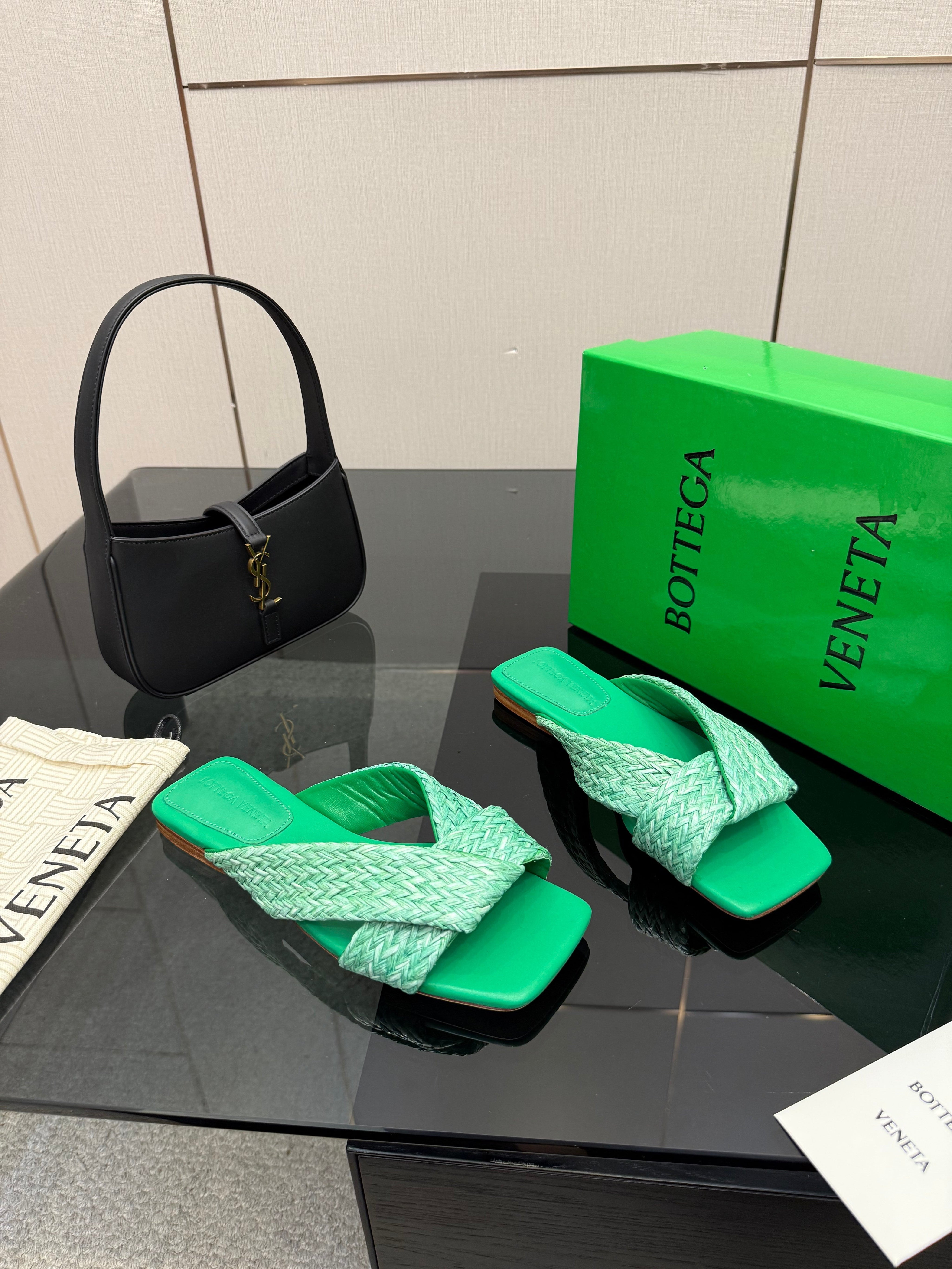 BOTTEGA VENETA 26S SANDALS IN MINT GREEN CALFSKIN AND RAFFIA