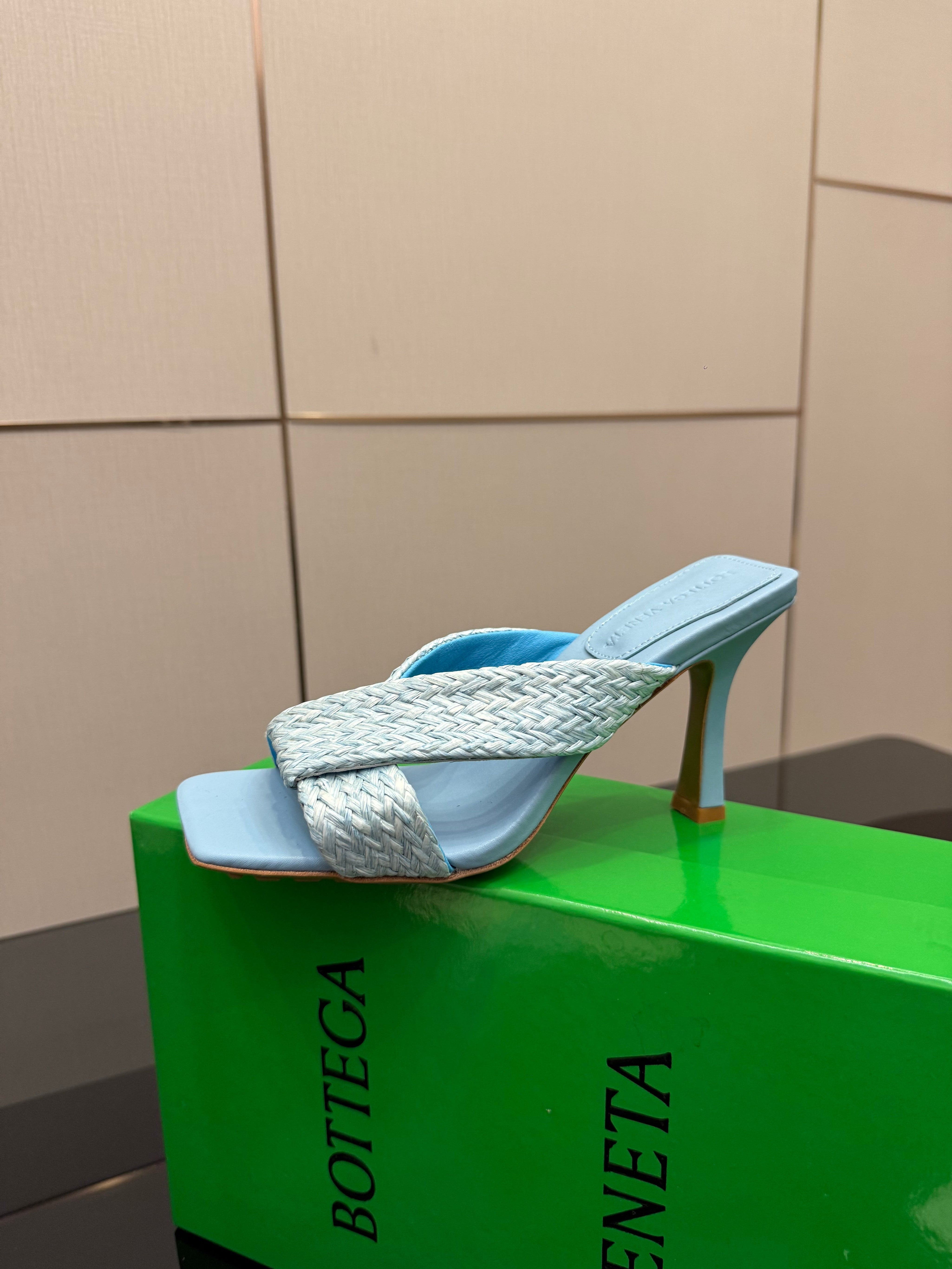 BOTTEGA VENETA 26S HEELED SANDALS 95 MM IN LIGHT BLUE CALFSKIN AND RAFFIA