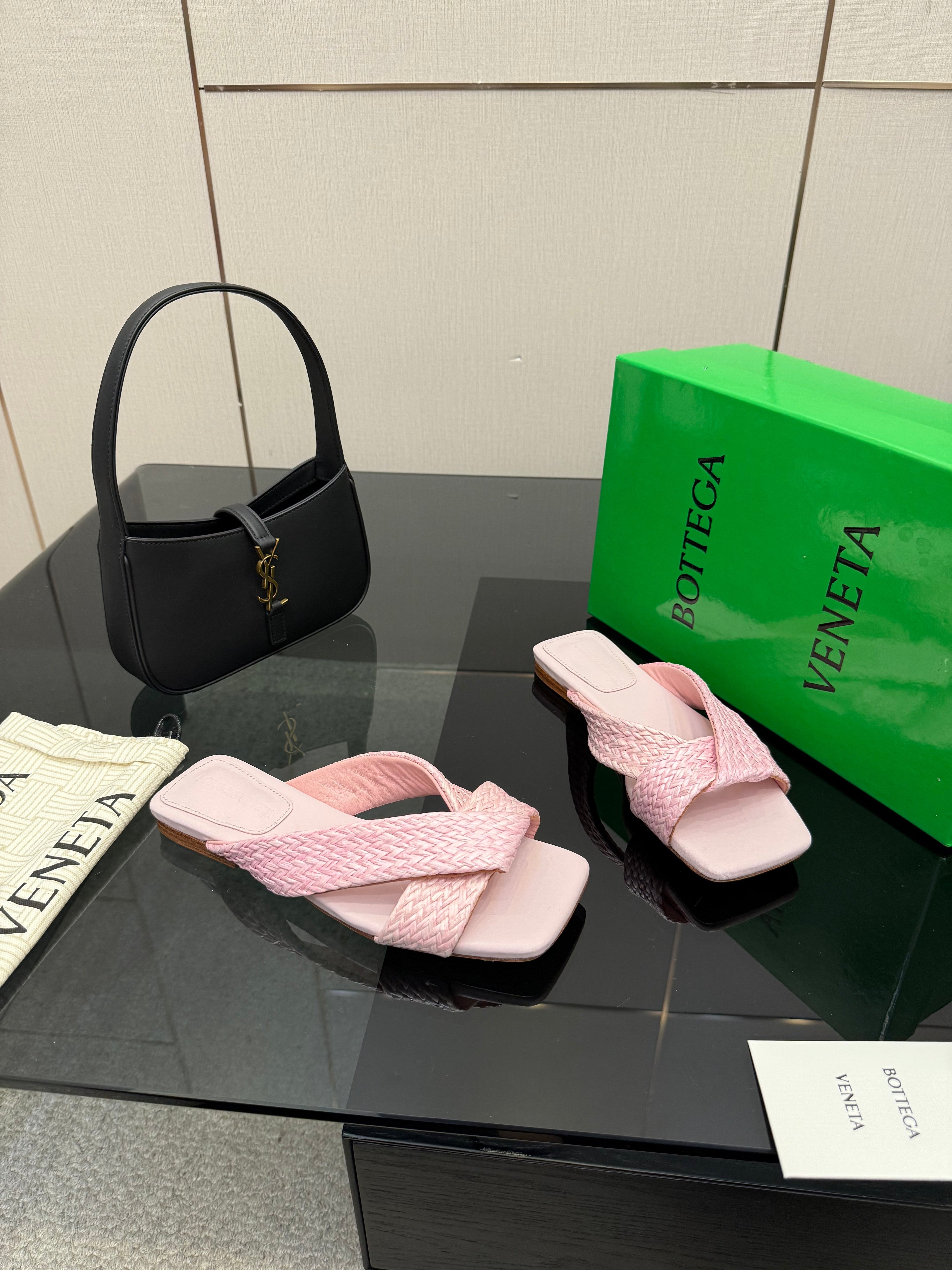 BOTTEGA VENETA 26S SANDALS IN LIGHT PINK CALFSKIN AND RAFFIA