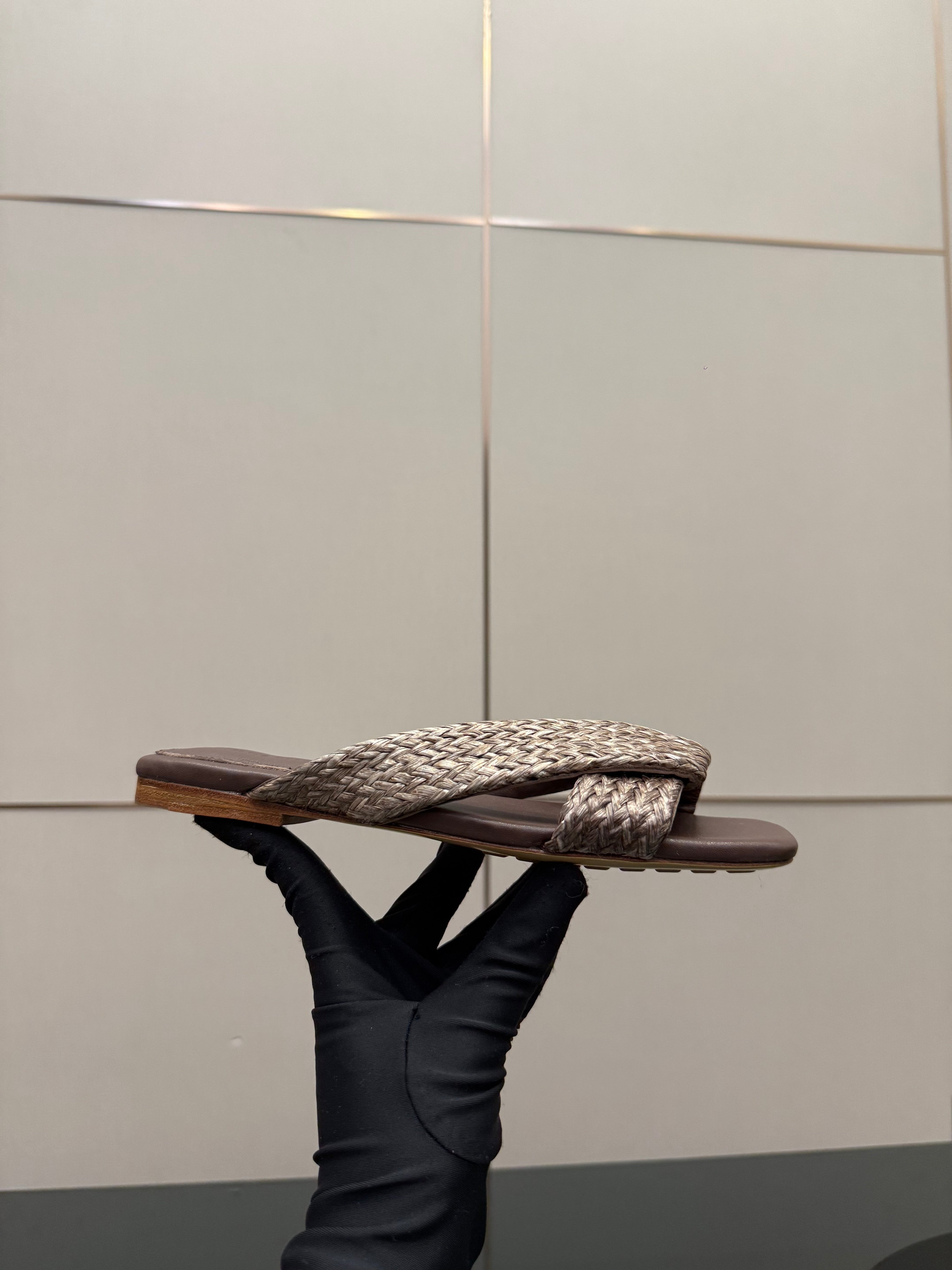 BOTTEGA VENETA 26S SANDALS IN DARK BROWN CALFSKIN AND RAFFIA