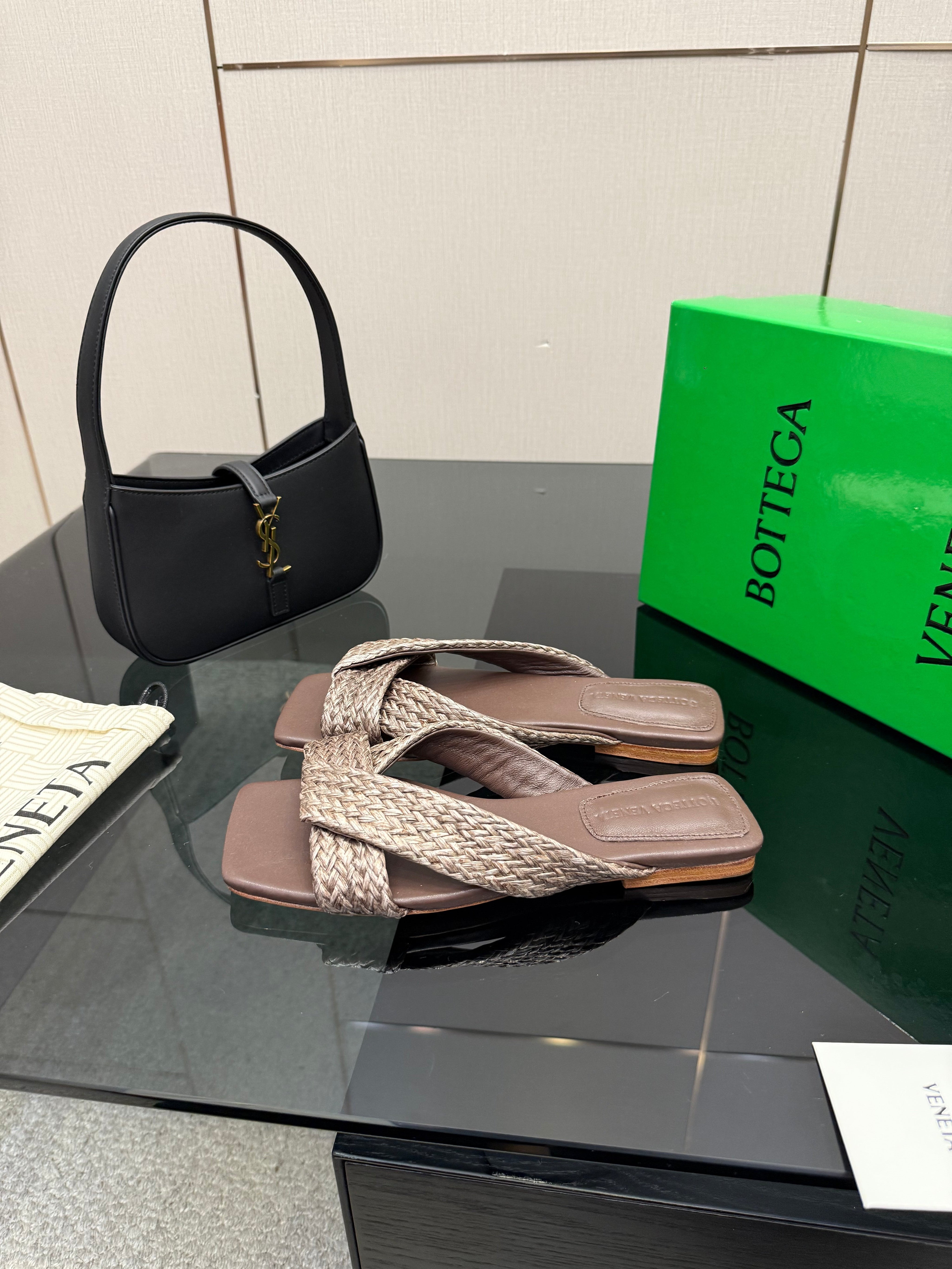 BOTTEGA VENETA 26S SANDALS IN DARK BROWN CALFSKIN AND RAFFIA