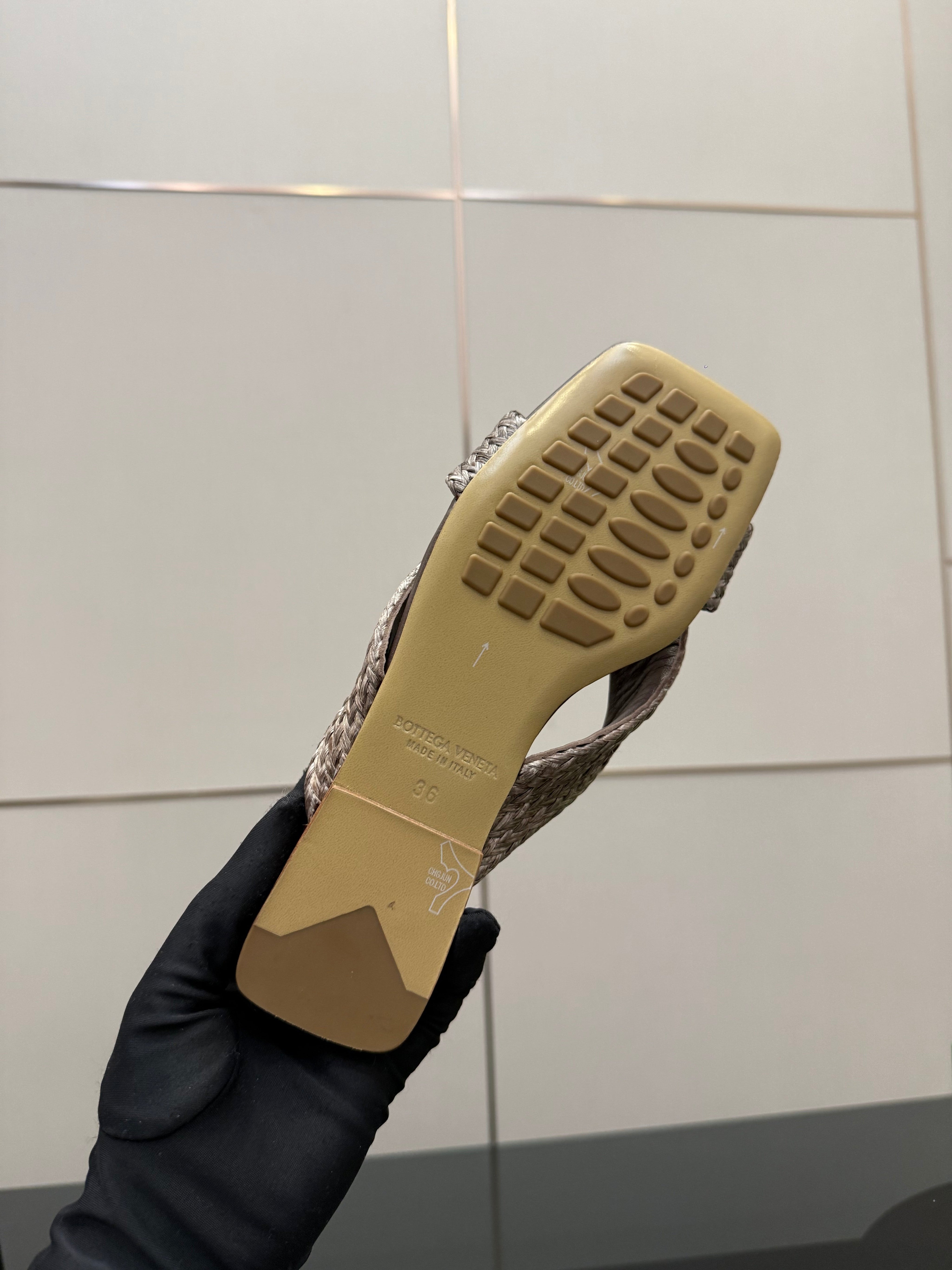 BOTTEGA VENETA 26S SANDALS IN DARK BROWN CALFSKIN AND RAFFIA