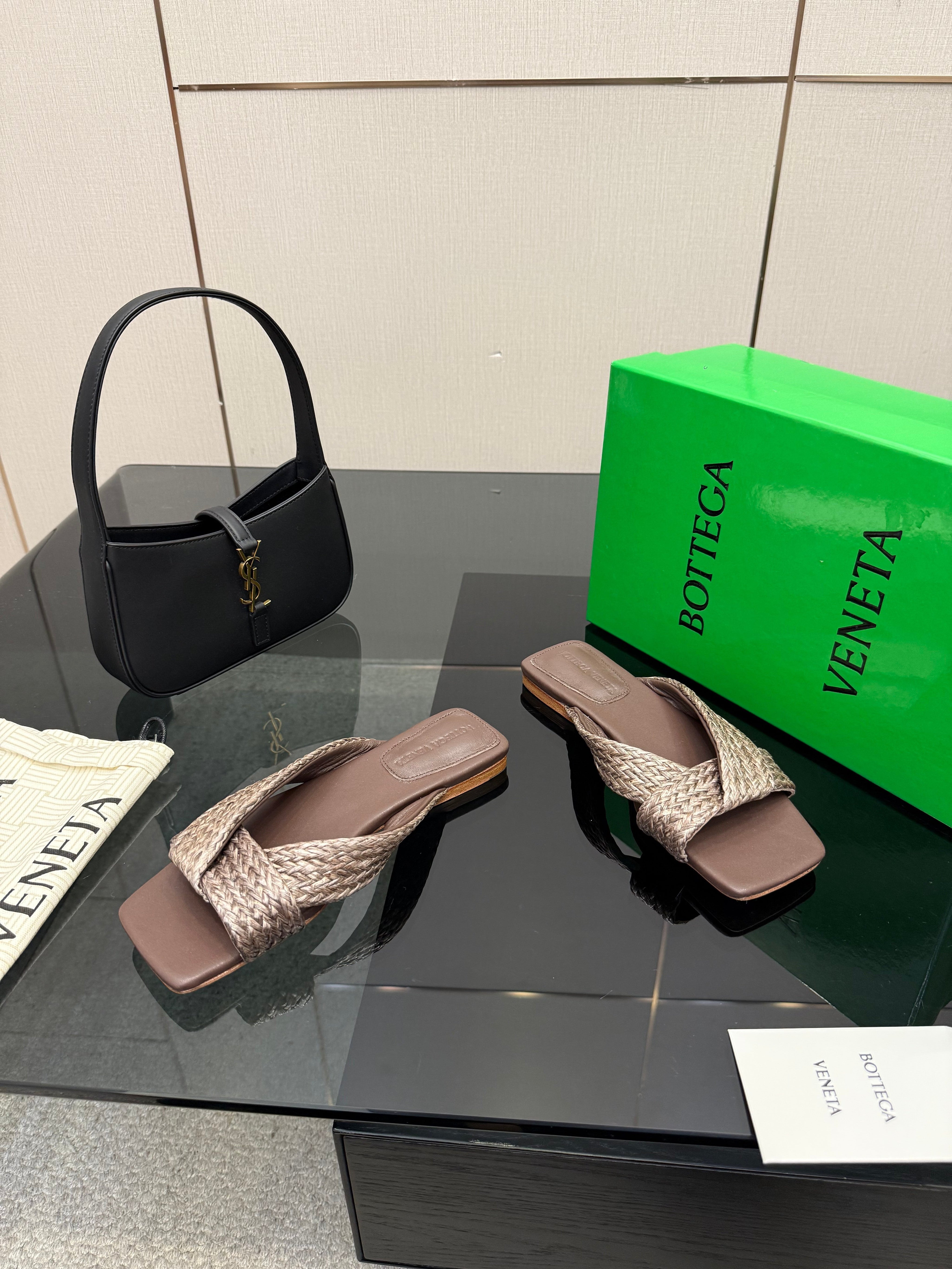 BOTTEGA VENETA 26S SANDALS IN DARK BROWN CALFSKIN AND RAFFIA