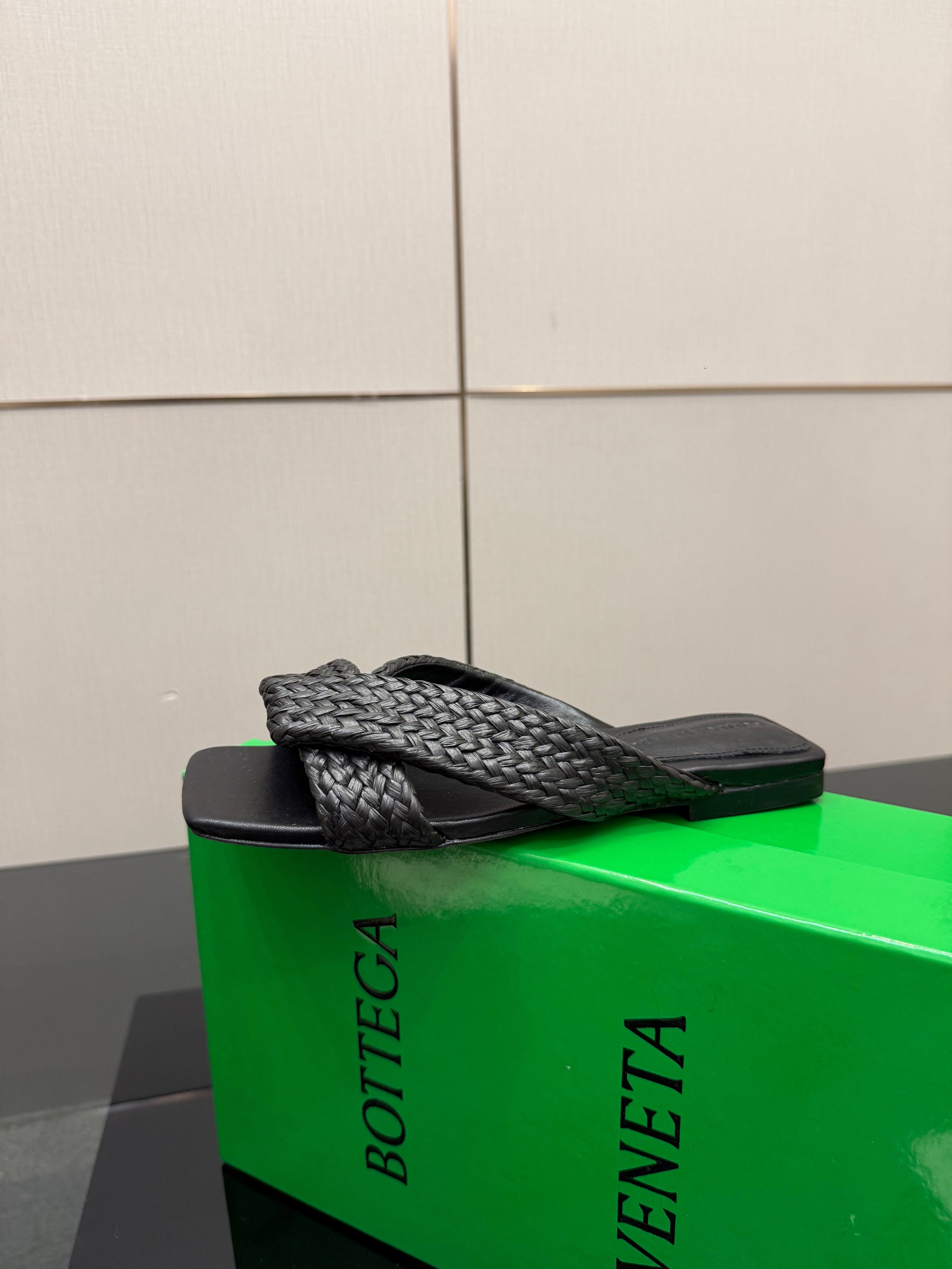 BOTTEGA VENETA 26S SANDALS IN BLACK CALFSKIN AND RAFFIA