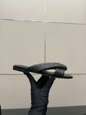 BOTTEGA VENETA 26S SANDALS IN BLACK CALFSKIN AND RAFFIA