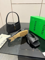 BOTTEGA VENETA 26S SANDALS IN BLACK CALFSKIN AND RAFFIA