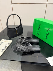BOTTEGA VENETA 26S SANDALS IN BLACK CALFSKIN AND RAFFIA