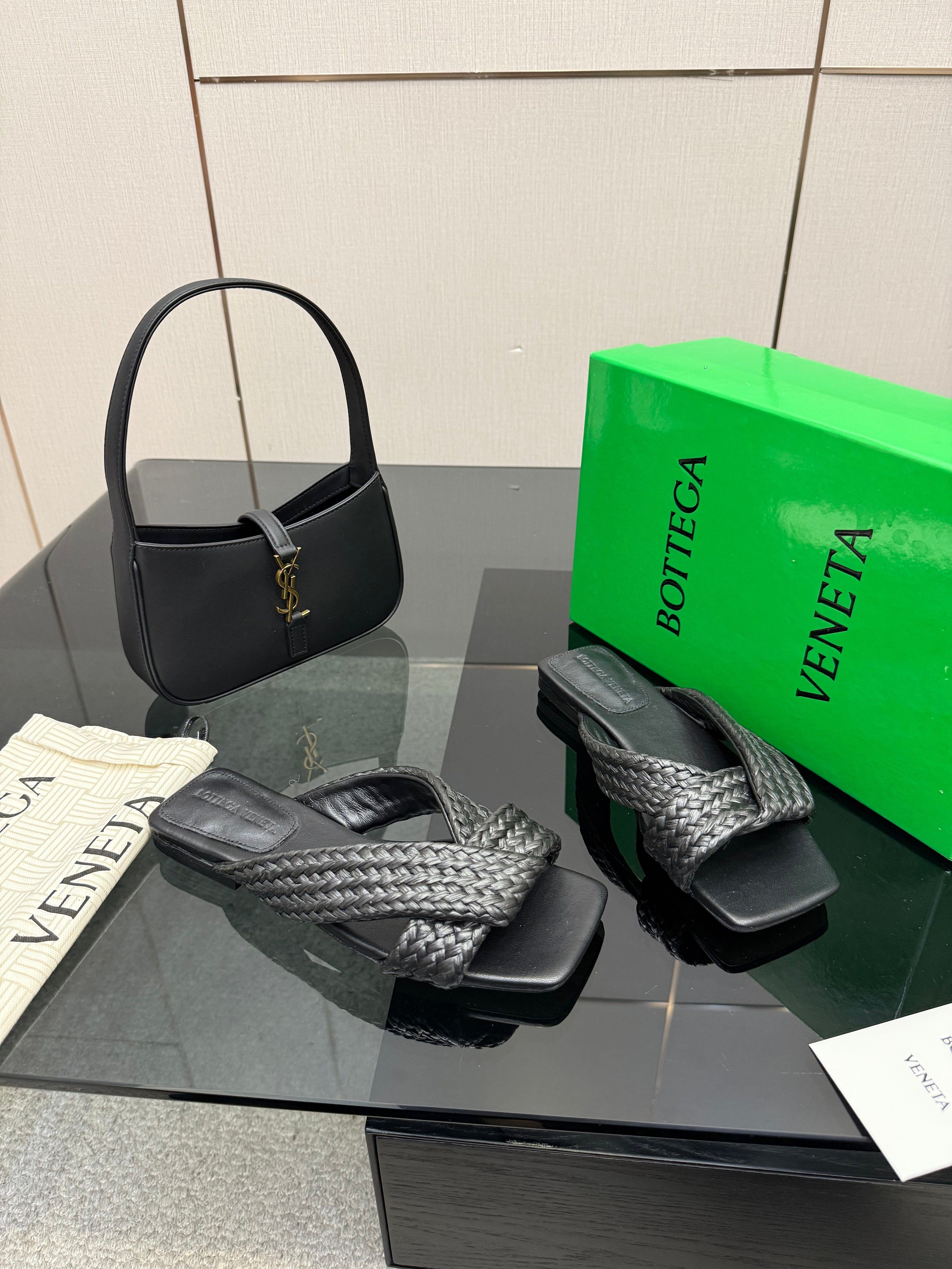 BOTTEGA VENETA 26S SANDALS IN BLACK CALFSKIN AND RAFFIA