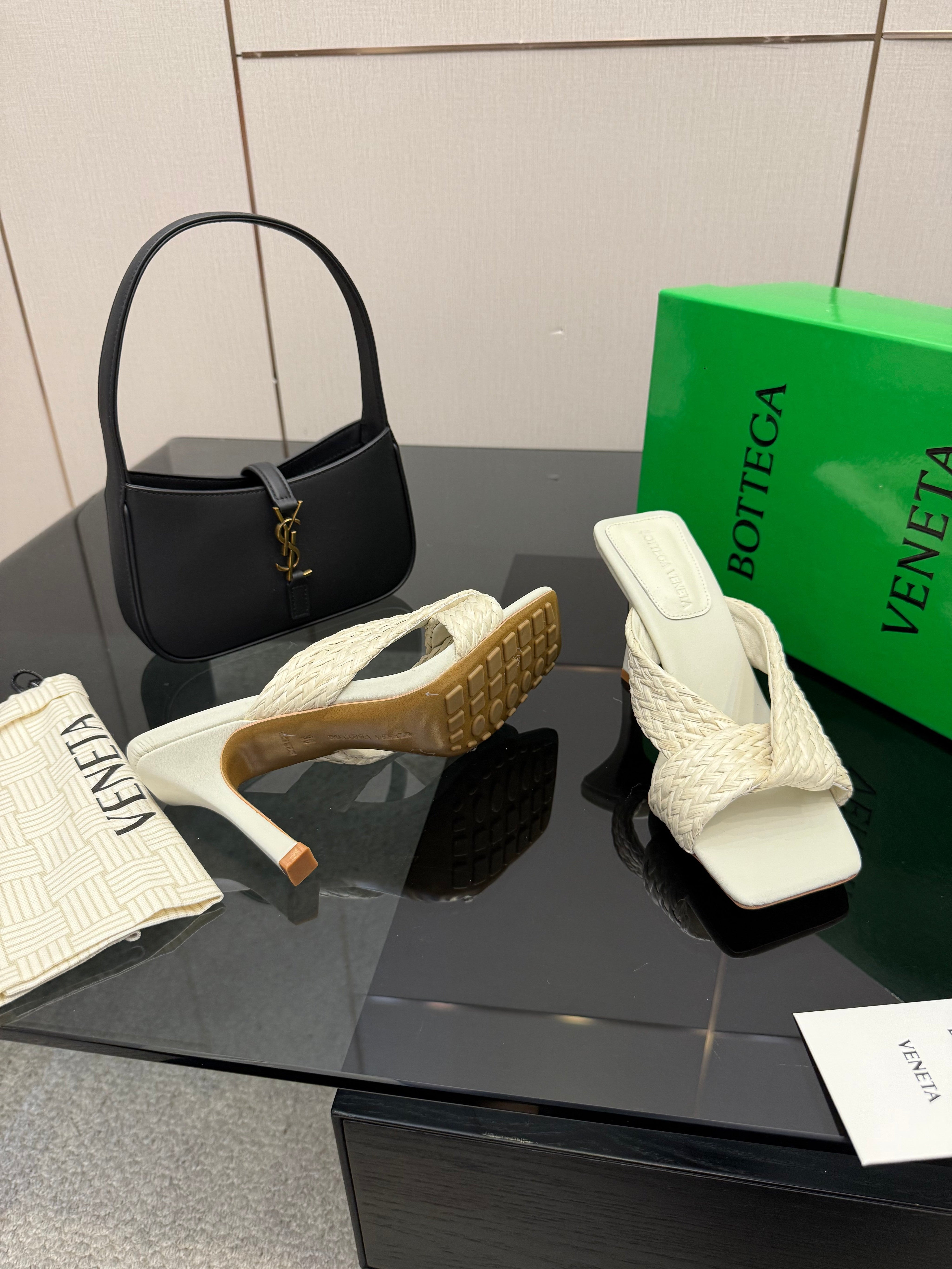 BOTTEGA VENETA 26S HEELED SANDALS 95 MM IN CREAM WHITE CALFSKIN AND RAFFIA