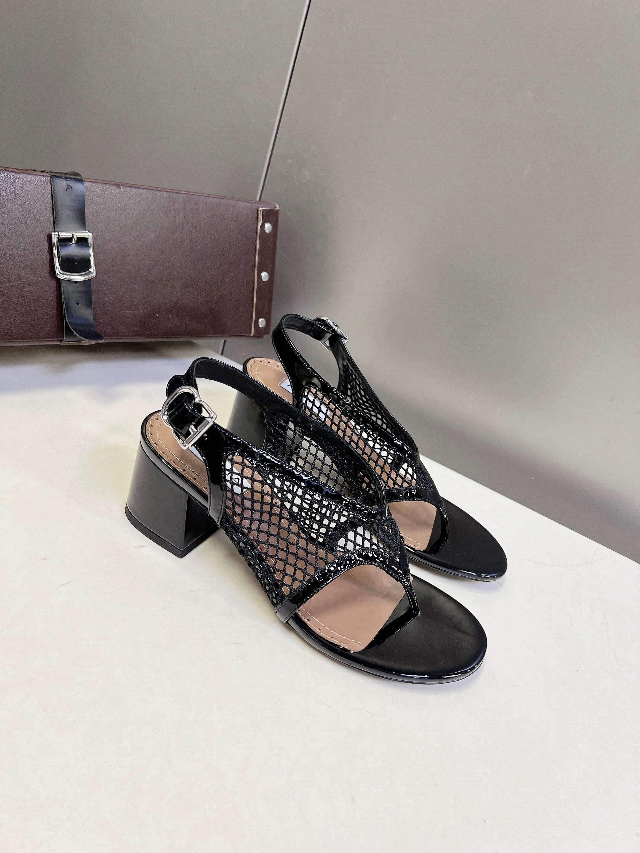 ALAIA 26S MESH THONG HEELS 55 MM IN BLACK PATENT CALFSKIN
