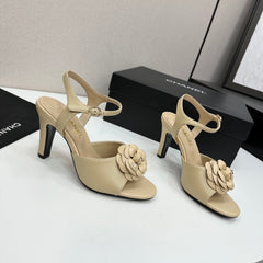CC HEEL SANDAL 25S IN BEIGE LAMBSKIN WITH CAMELLIA