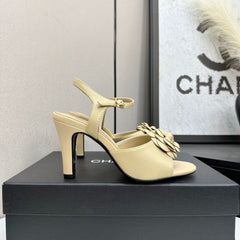 CC HEEL SANDAL 25S IN BEIGE LAMBSKIN WITH CAMELLIA