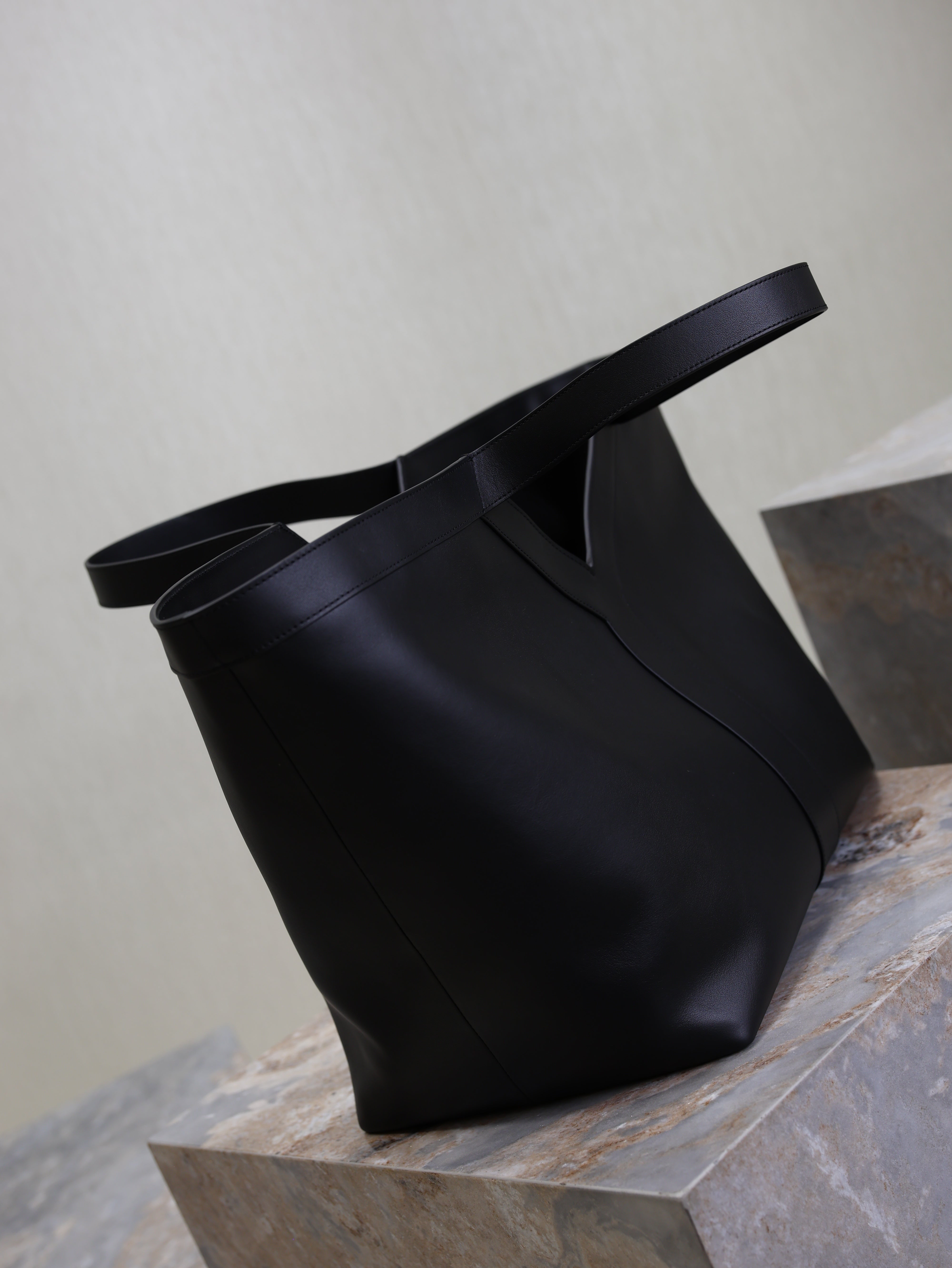 YSL 25S Y TOTE 50 IN BLACK CALFSKIN GOLD HARDWRE