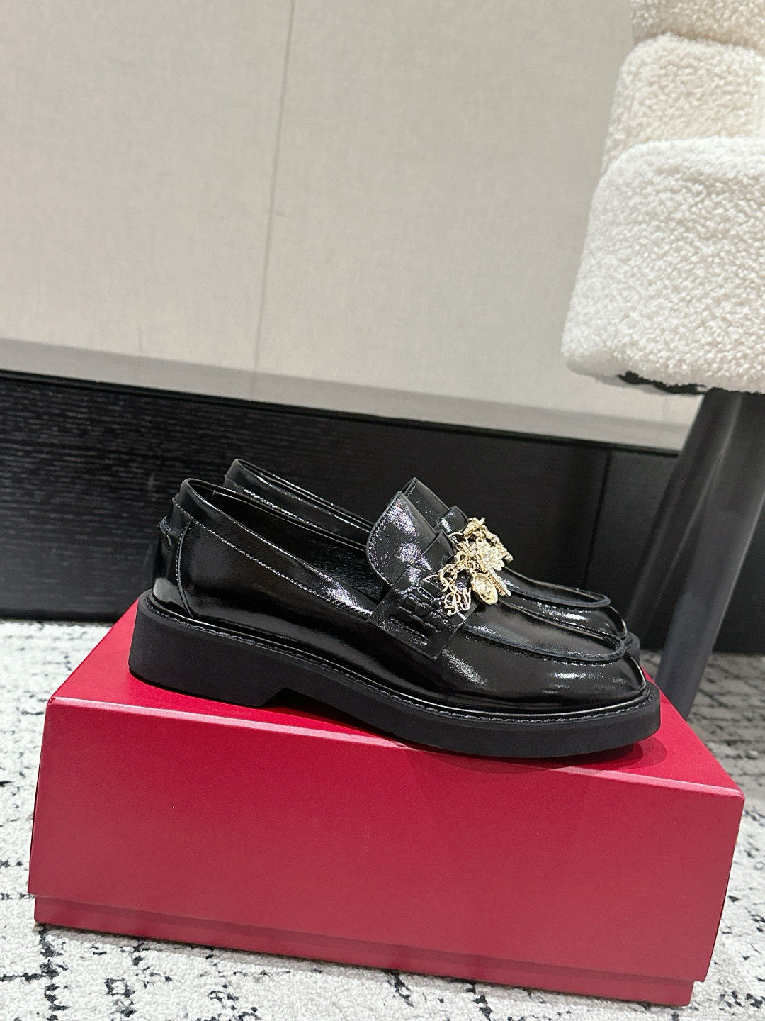 ROGER VIVIER 25S RANGERS CHAIN LOAFER IN BLACK PATENT CALFSKIN