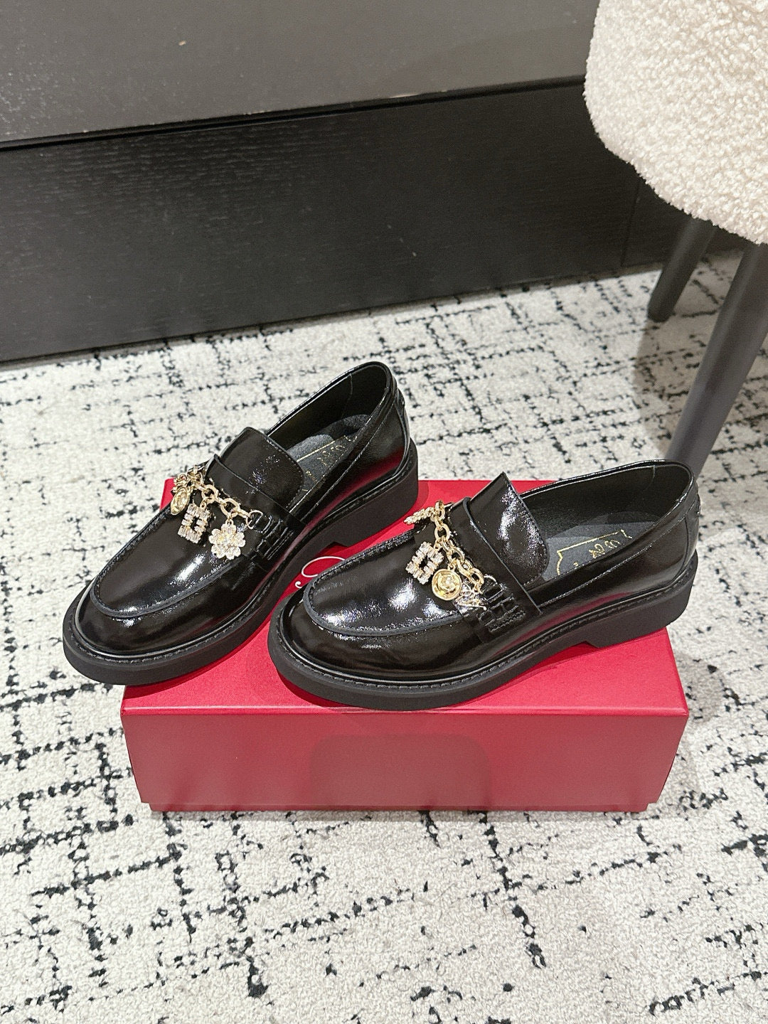 ROGER VIVIER 25S RANGERS CHAIN LOAFER IN BLACK PATENT CALFSKIN
