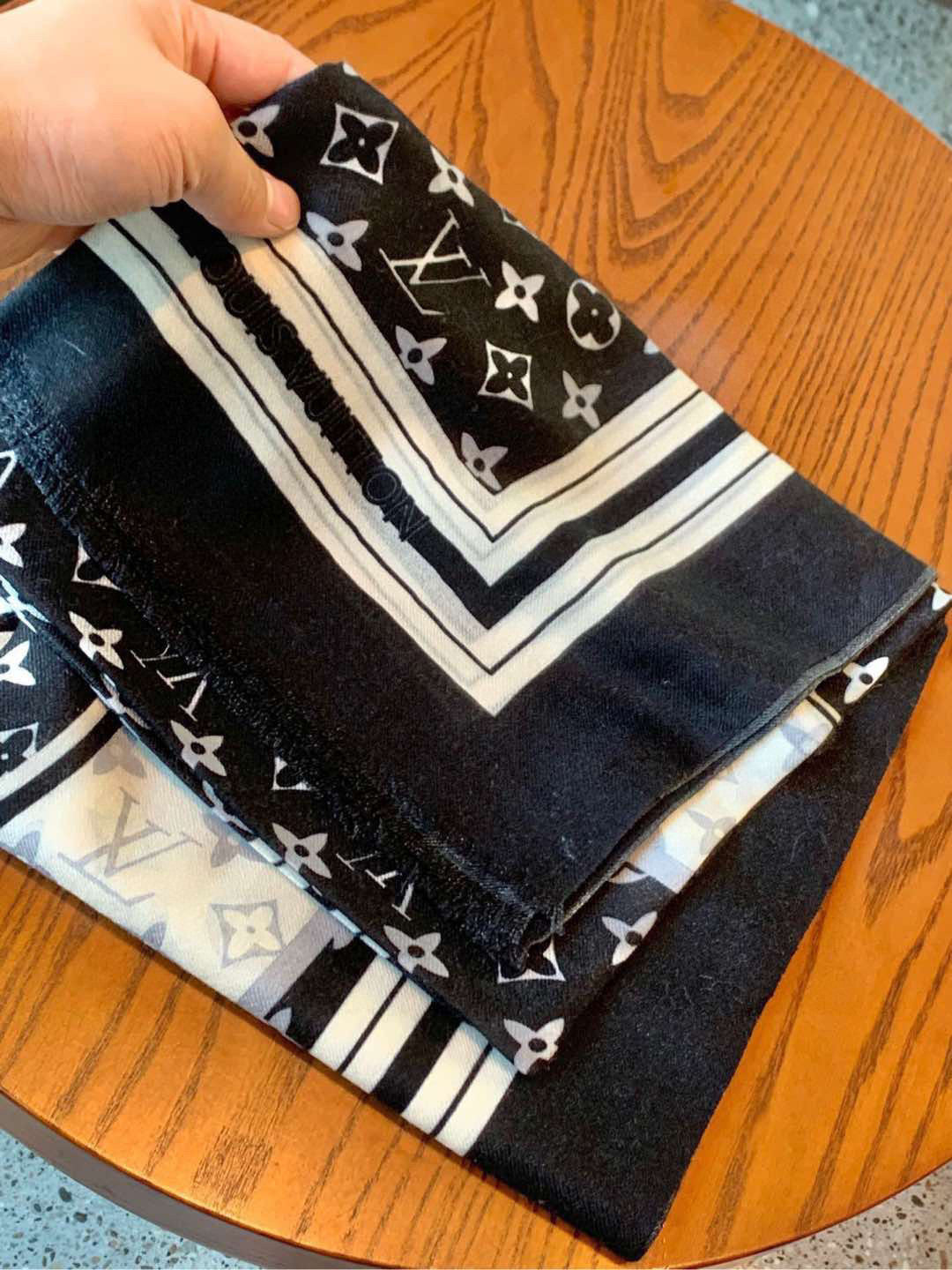 LV SCARF 200 CM IN CASHMERE 732078