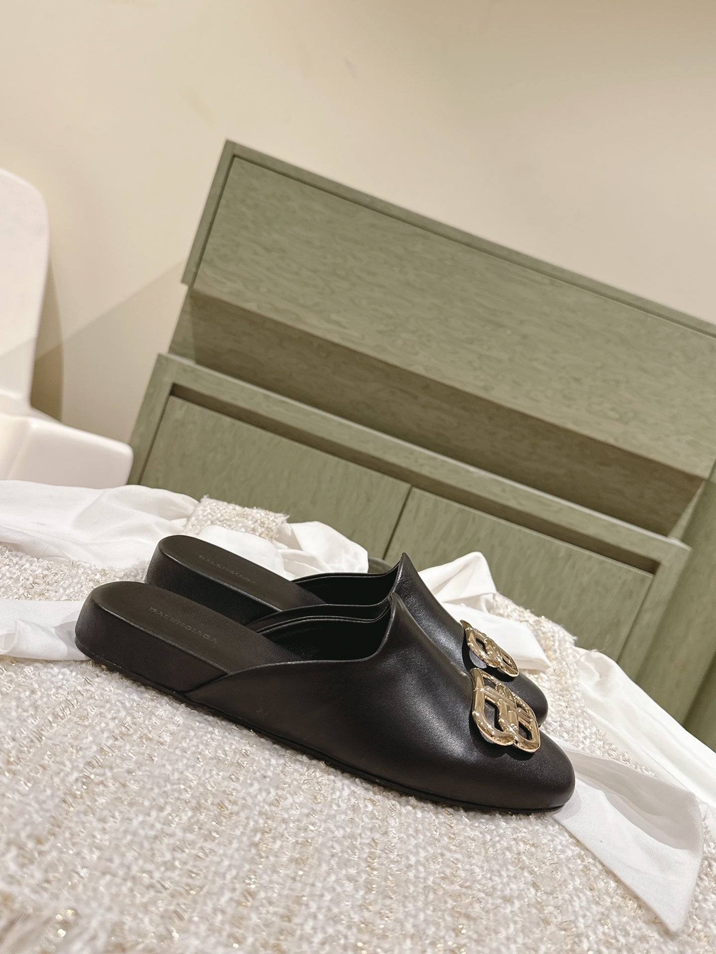 FLAT MULES IN BLACK SMOOTH CALFSKIN GOLD BUCKLE