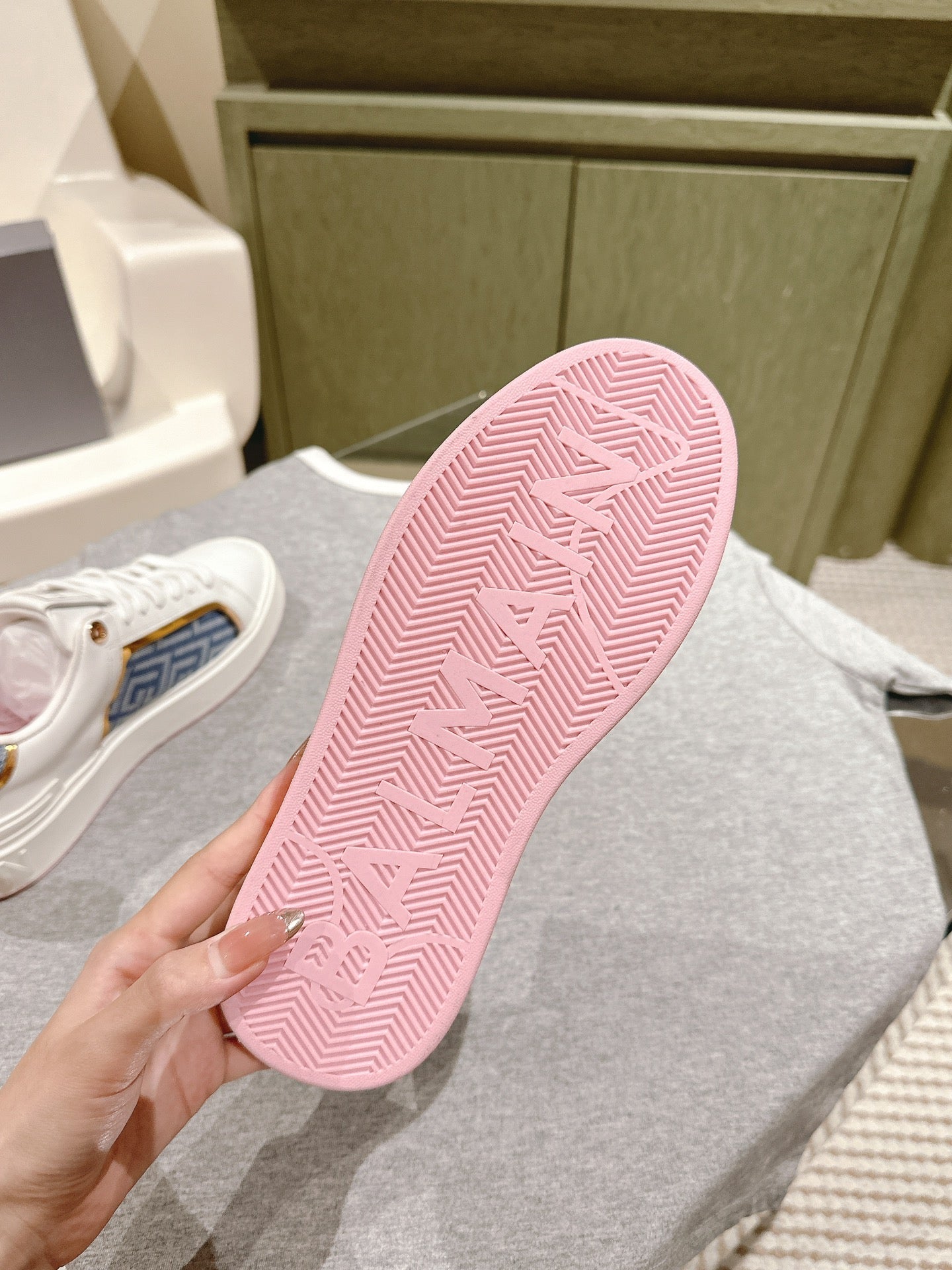 BALMAIN 26S SNEAKERS IN WHITE CALFSKIN AND BLUE CANVAS WITH LIGHT PINK SOLE