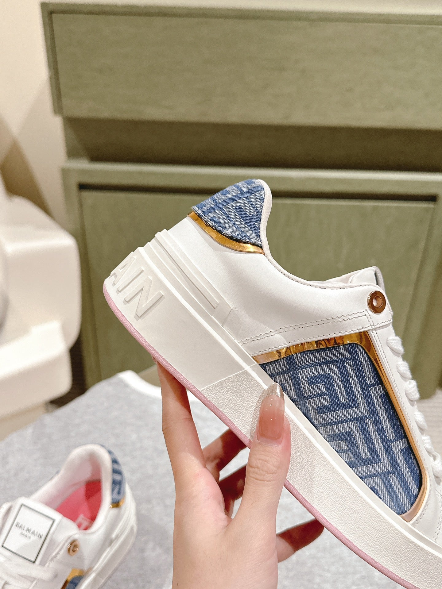 BALMAIN 26S SNEAKERS IN WHITE CALFSKIN AND BLUE CANVAS WITH LIGHT PINK SOLE