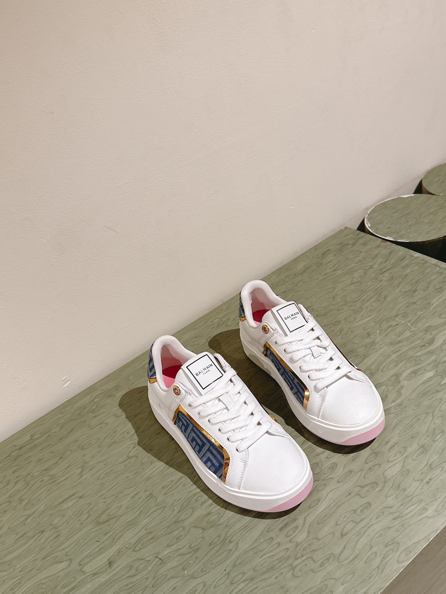 BALMAIN 26S SNEAKERS IN WHITE CALFSKIN AND BLUE CANVAS WITH LIGHT PINK SOLE