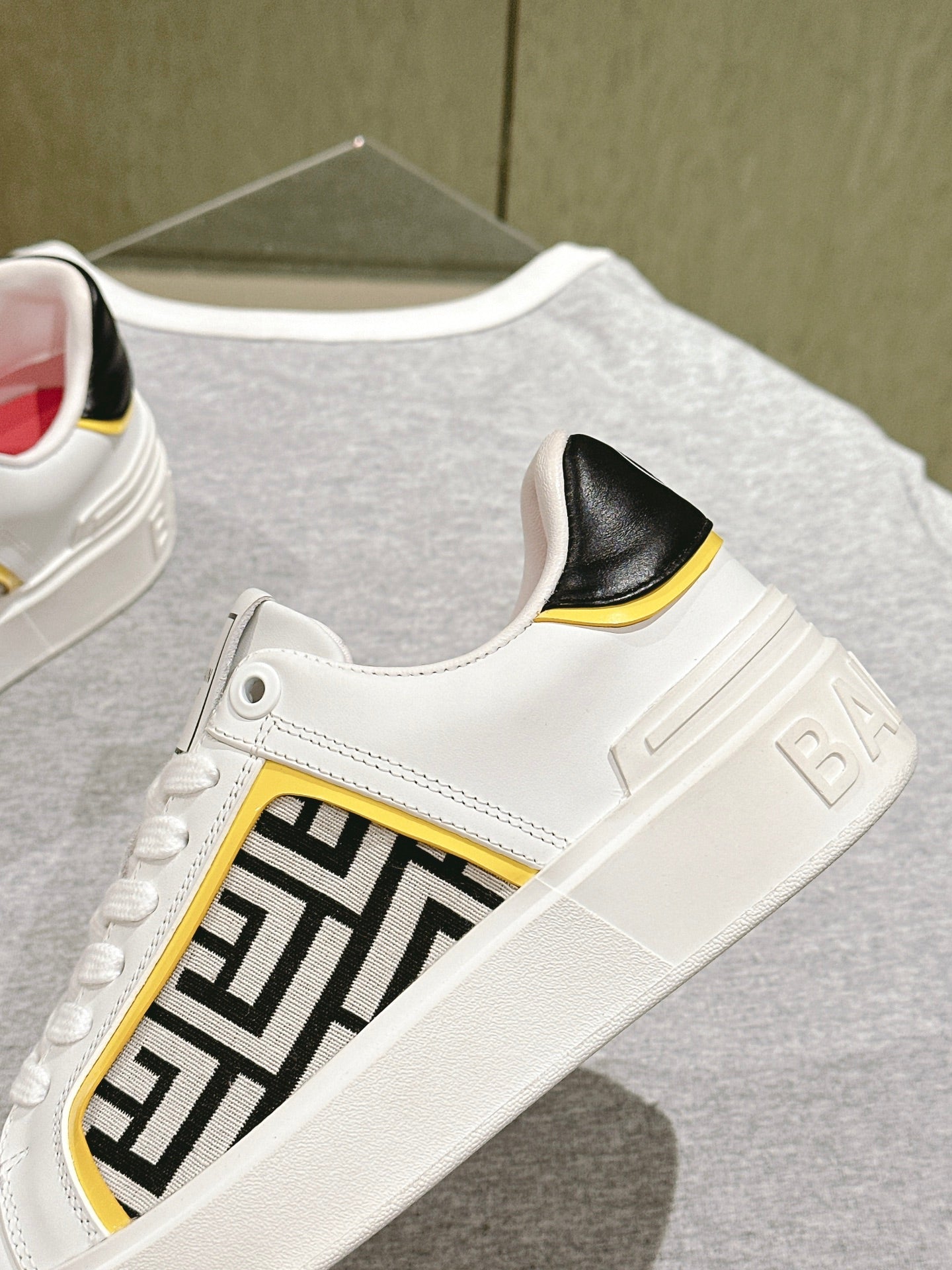 BALMAIN 26S SNEAKERS IN WHITE CALFSKIN AND BEIGE CANVAS