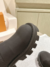 ANKLE BOOTS IN BLACK EMBOSSED CALFSKIN AND WHITE SHEARLING