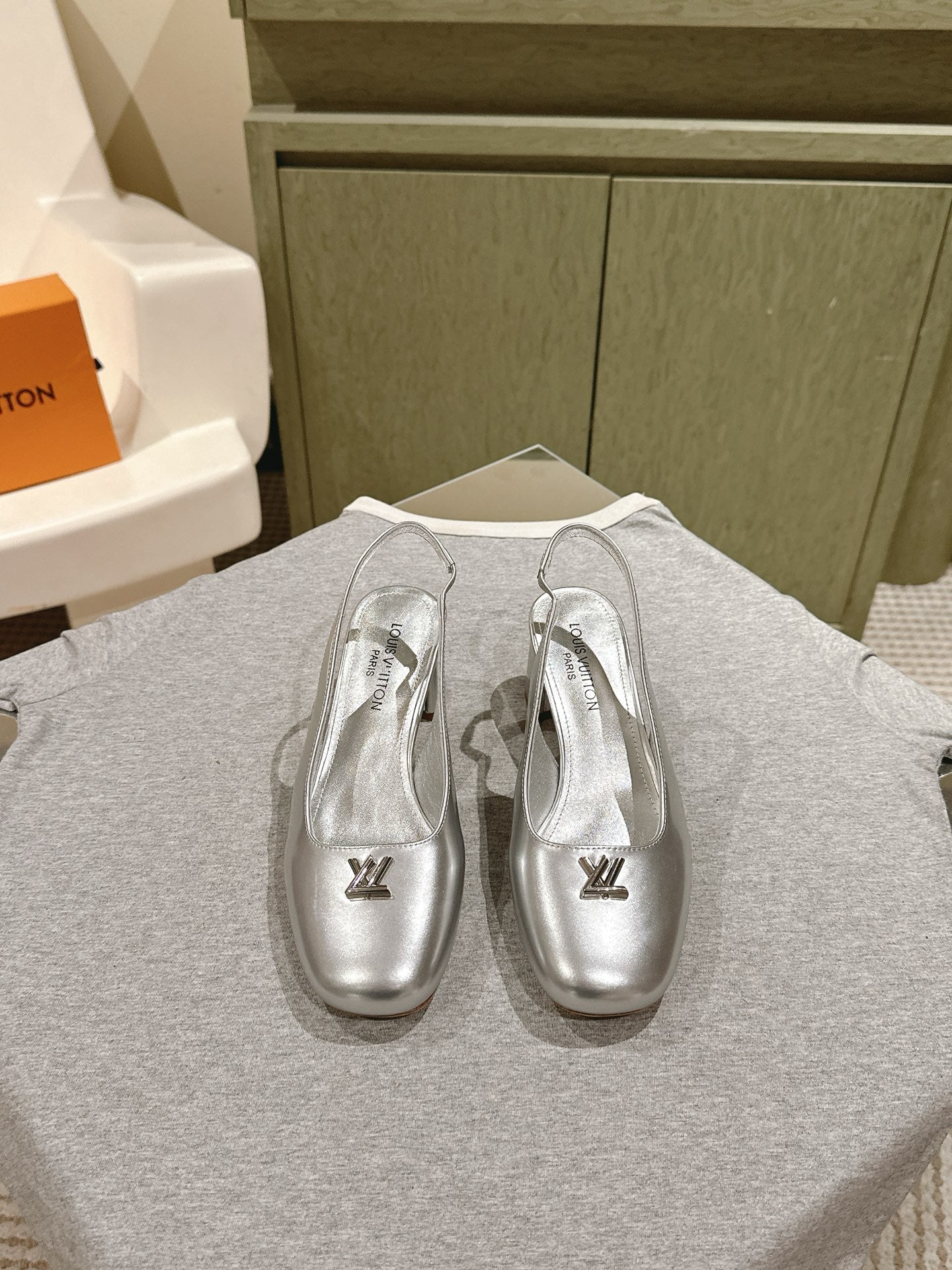 SWING SLINGBACK PUMP 55 MM IN SILVER CALFSKIN