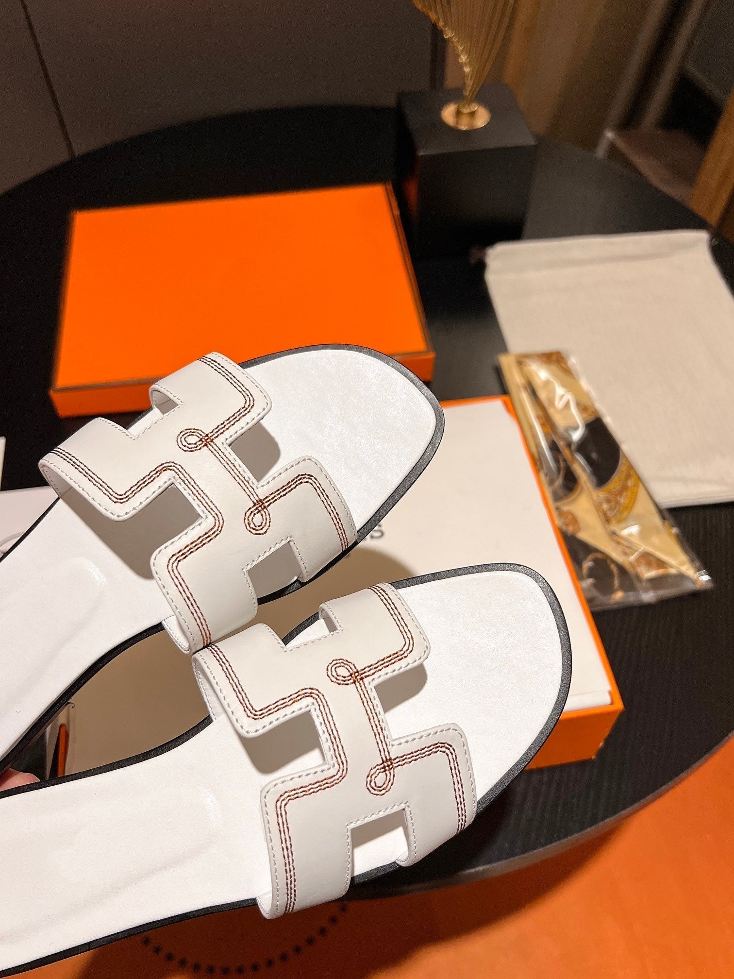 0RAN SANDAL Calfskin White