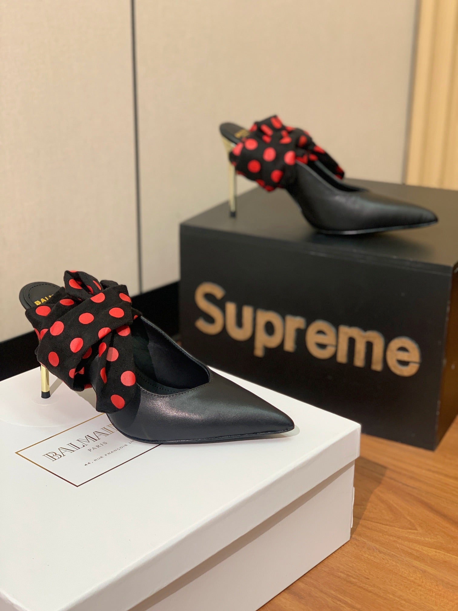 BALMAIN 25S BAKARI MULE WITH RED POLKA DOTS ON BLACK STRAP 95MM IN BLACK CALFSKIN