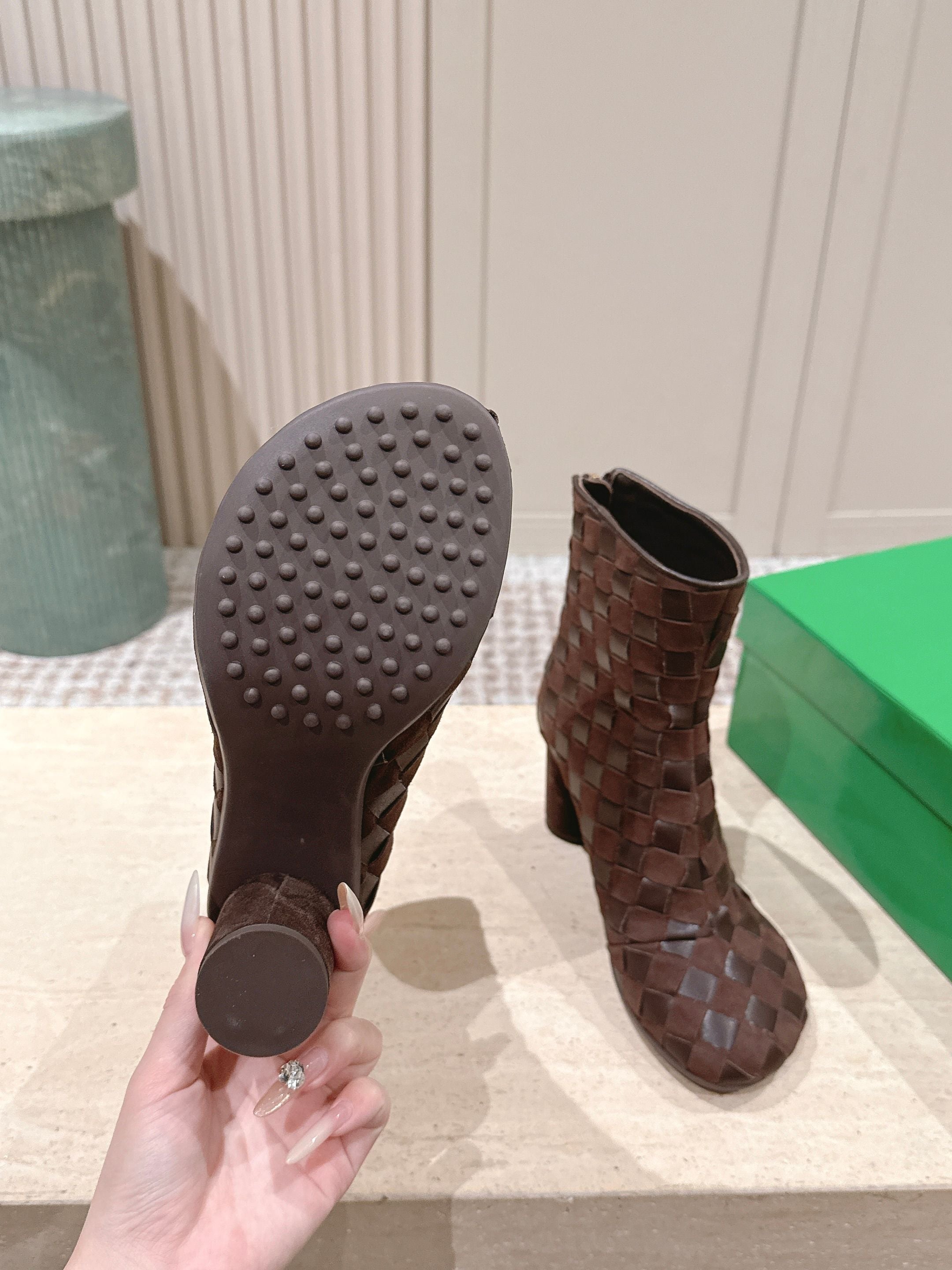 BOTTEGA VENETA 26S INTRECCIATO BOOTS 85 MM IN DARK BROWN SUEDE AND LAMBSKIN