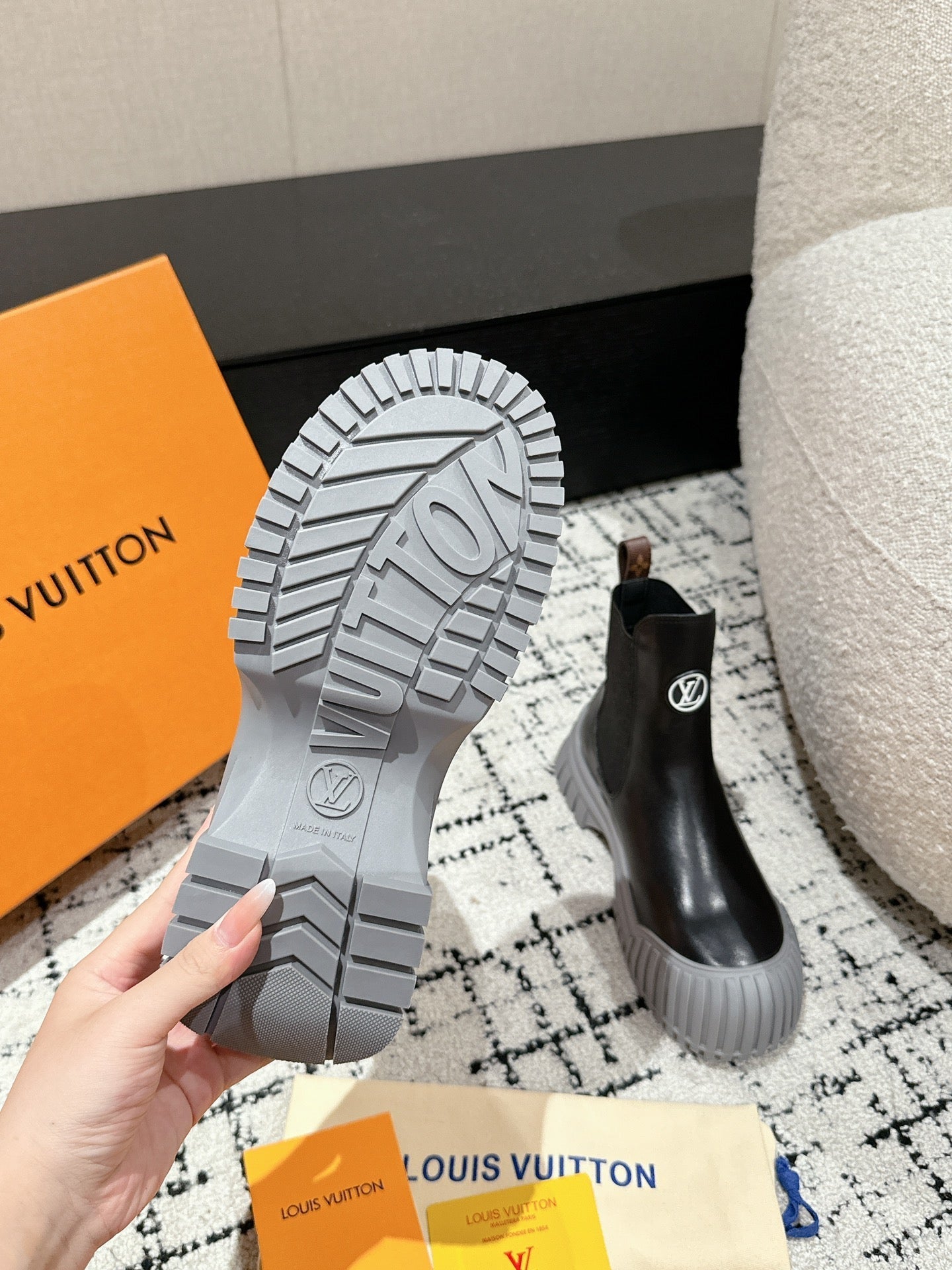 RUBY BOOTS IN BLACK AND CLOUD GRAY CALFSKIN